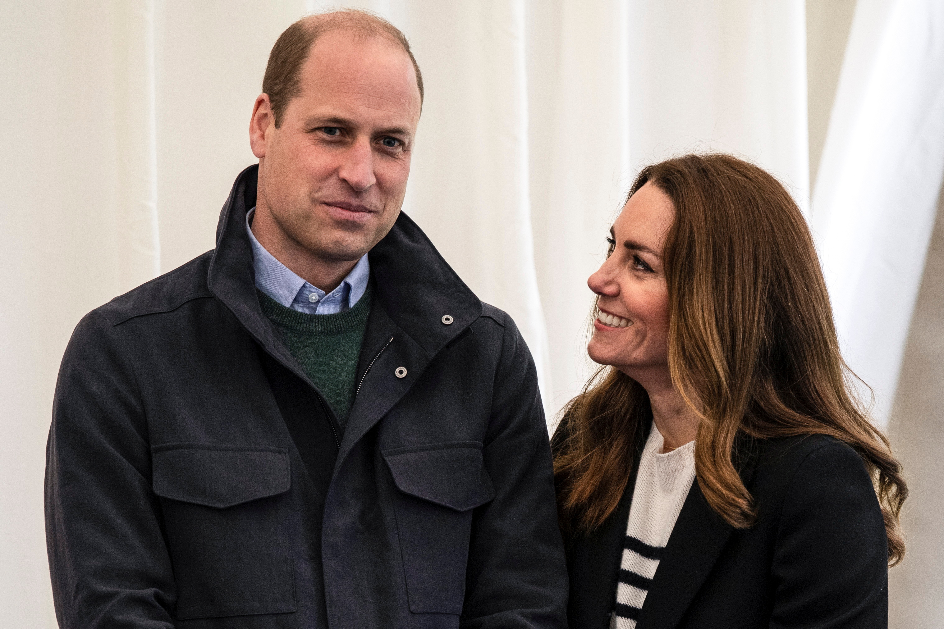 El príncipe William de Gran Bretaña y Catherine Middleton, duquesa de Cambridge, se encuentran con estudiantes en su visita a la Universidad de St Andrews el 26 de mayo de 2021 (Reuters)