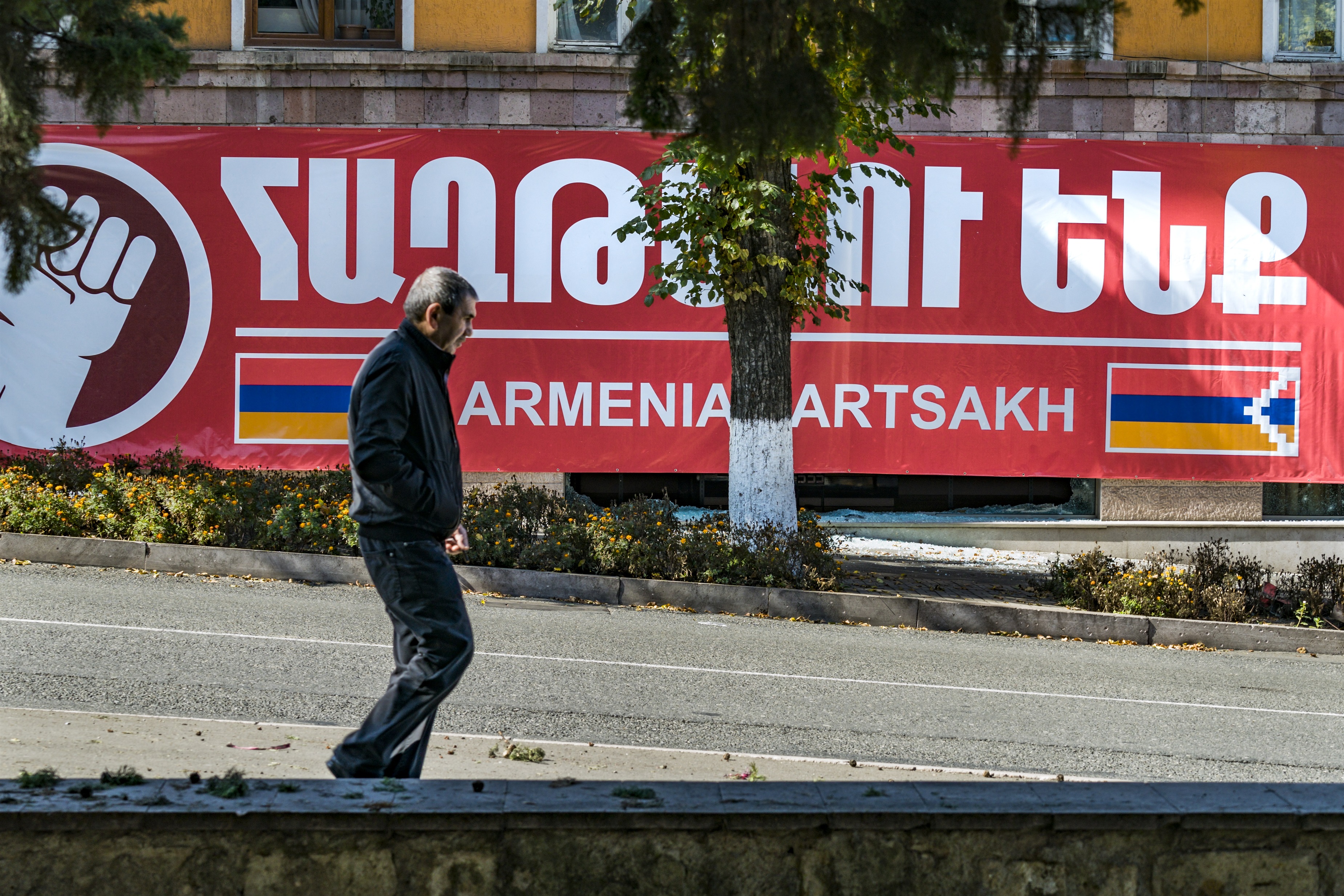 Un hombre camina por una calle de Stepanakert, capital de Nagorno Karabaj. CELESTINO ARCE LAVIN / ZUMA PRESS / CONTACTOPHOTO
