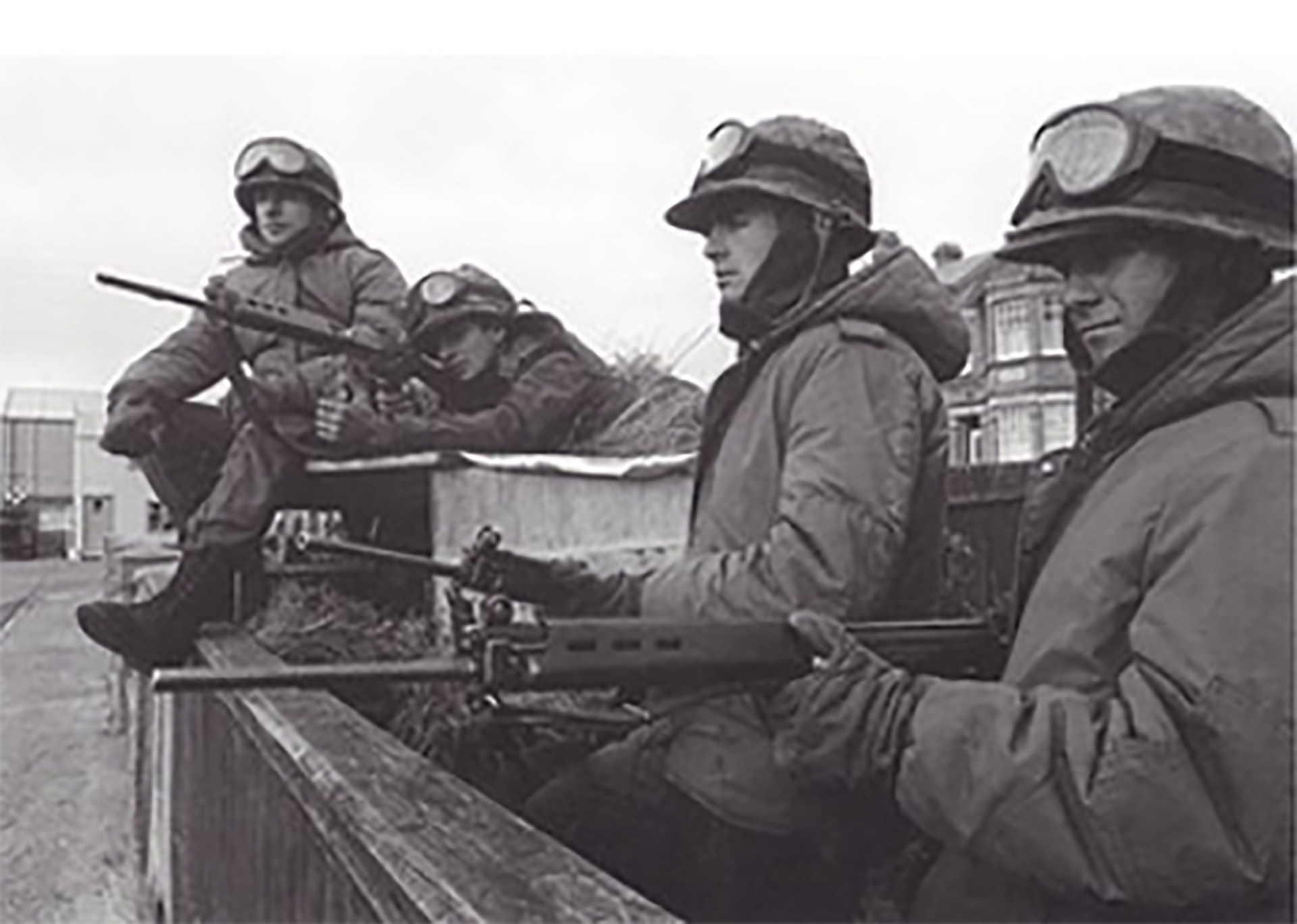 Soldados argentinos armados con fusiles FAL, tras el desembarco en Malvinas