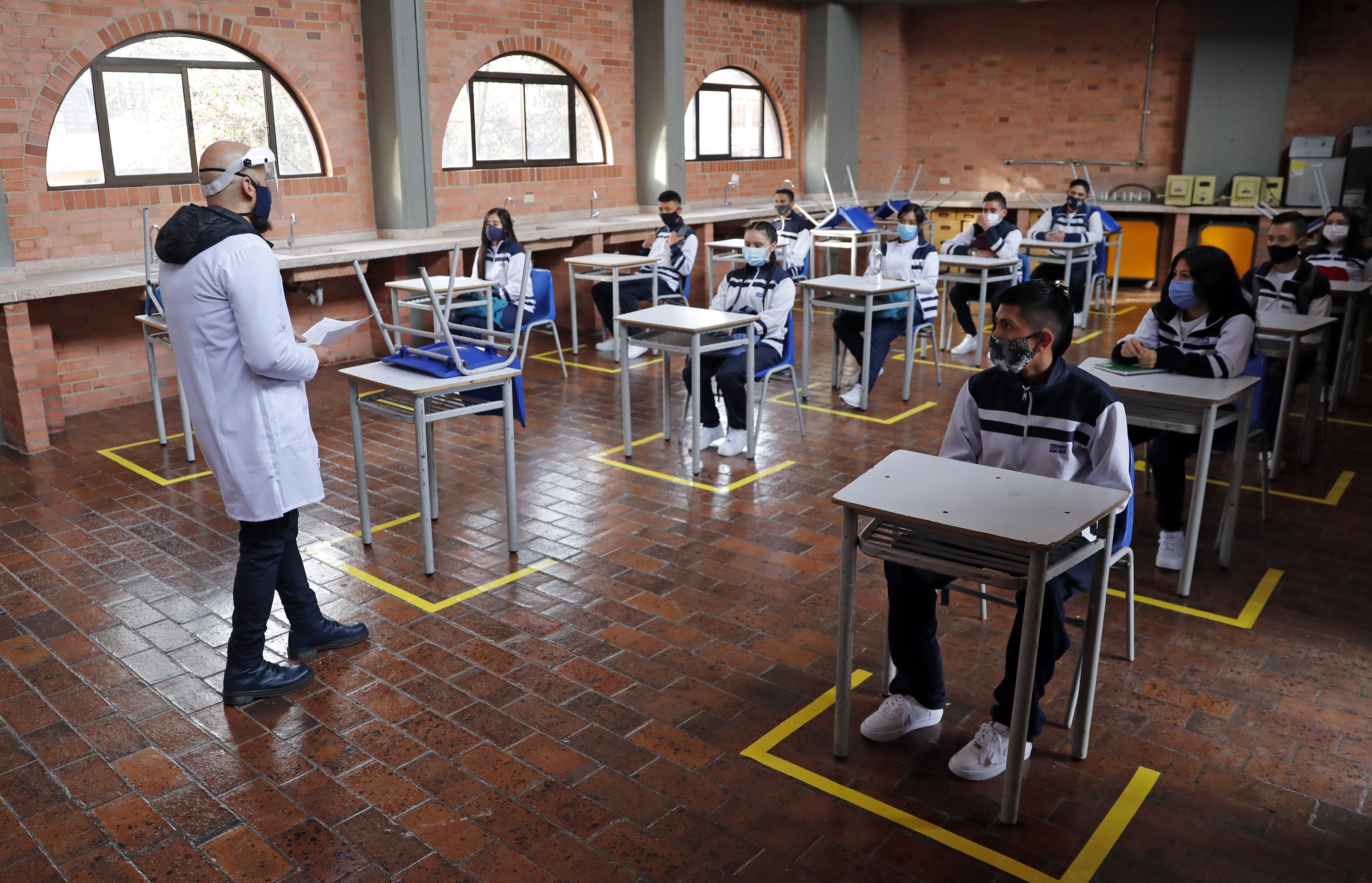 Estudiantes atienden en clase en un colegio de Bogotá (Colombia), en una fotografía de archivo. EFE/Mauricio Dueñas Castañeda
