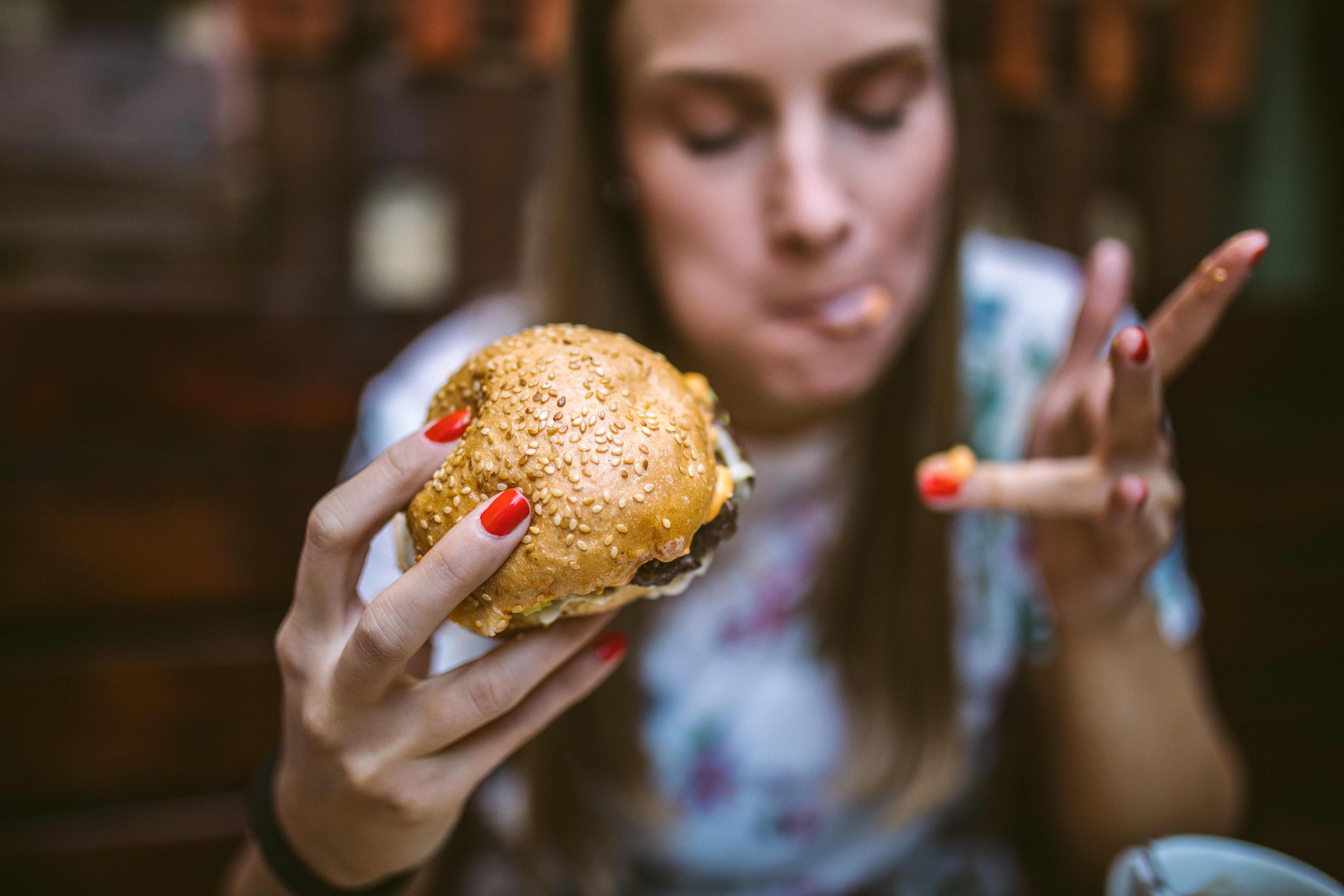 Las hamburguesa de carne vacuna o de cerdo pueden reemplazarse por medallones de pescado o vegetarianos (Getty Images)