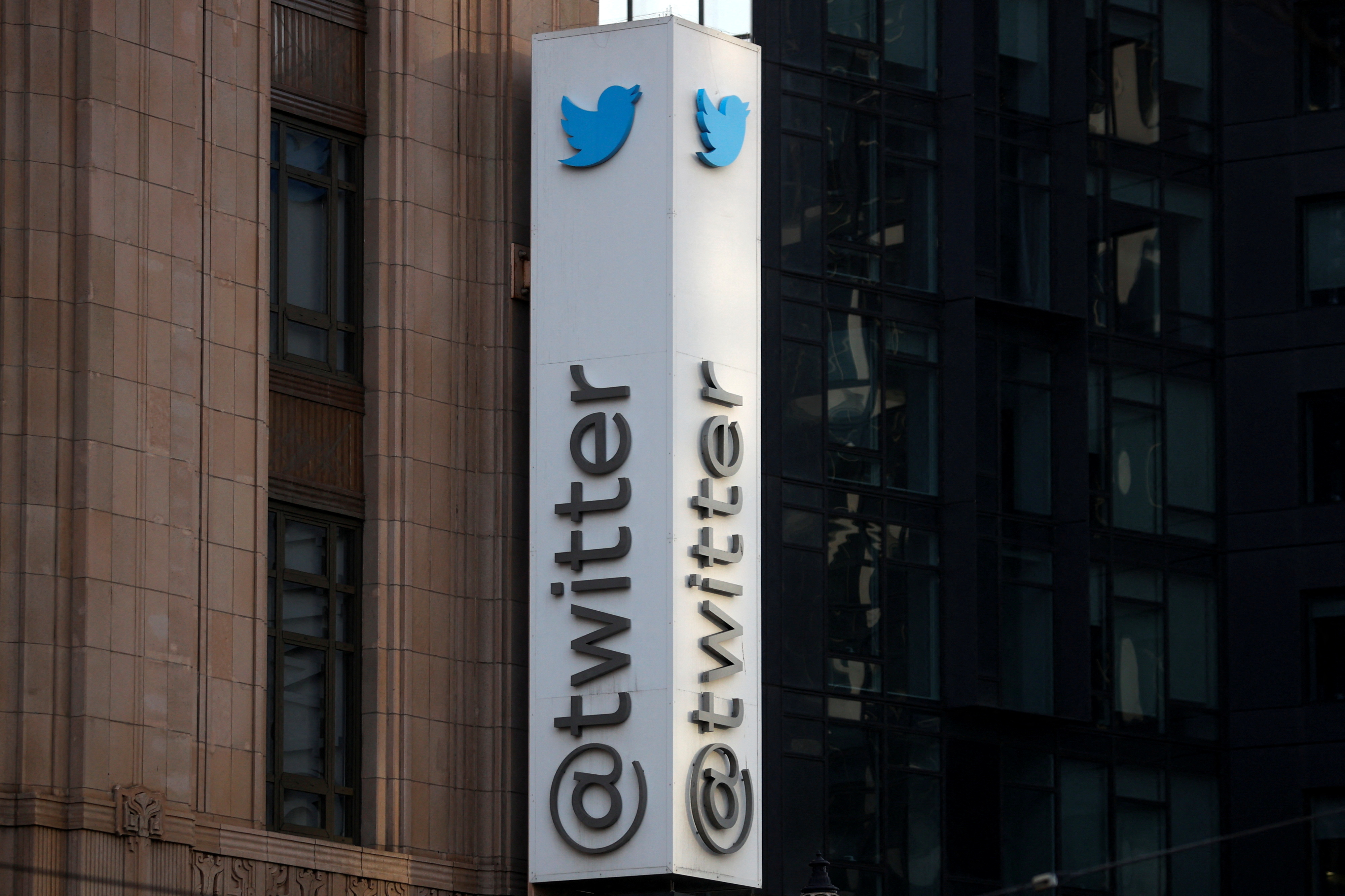 Logotipo de Twitter se ve fuera de la sede de la compañía en San Francisco, California, EEUU, 11 de enero de 2021. REUTERS/Stephen Lam/File Photo