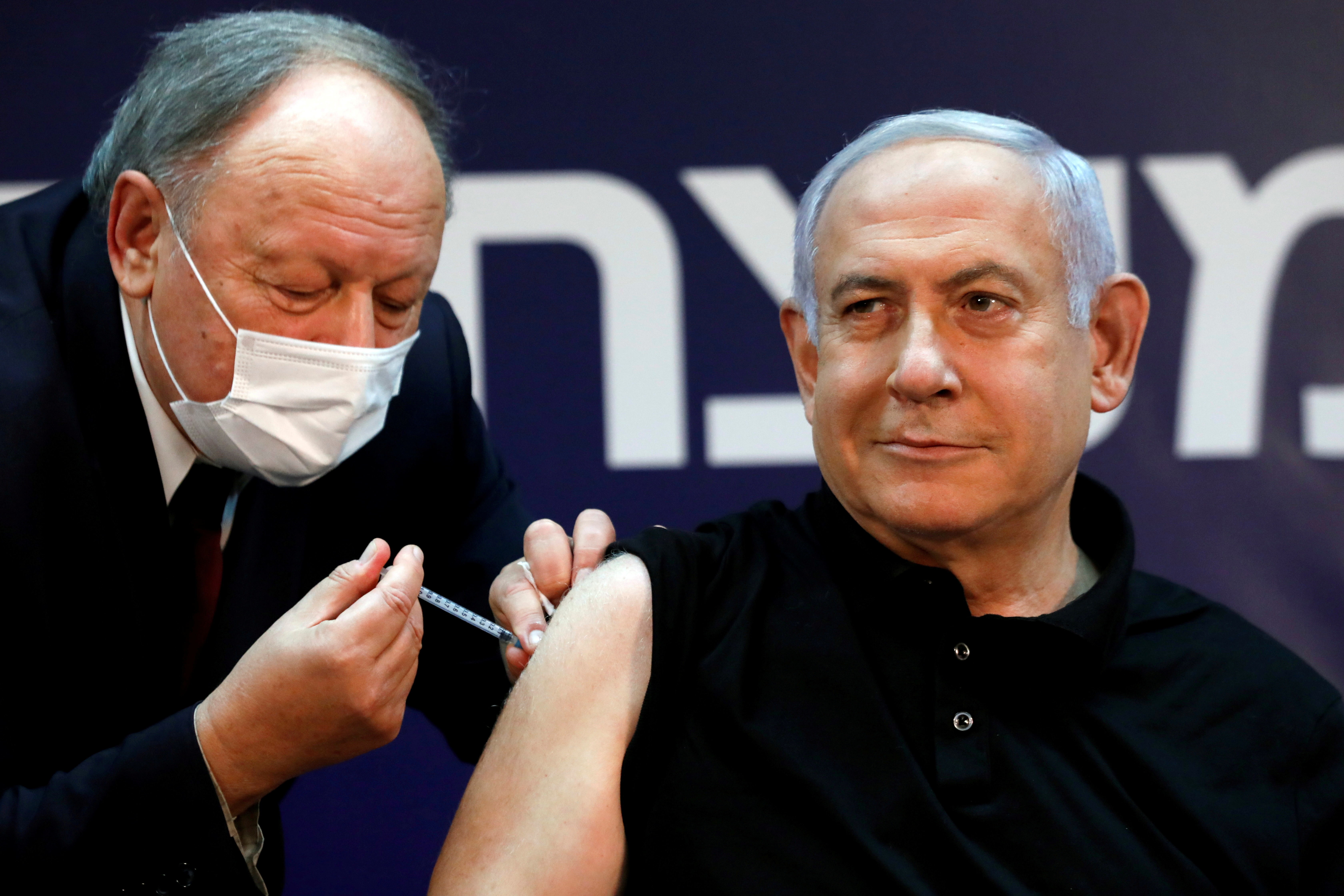 El primer ministro israelí, Benjamin Netanyahu, recibe la vacuna contra el COVID-19 (REUTERS/Amir Cohen/Pool/File Photo)