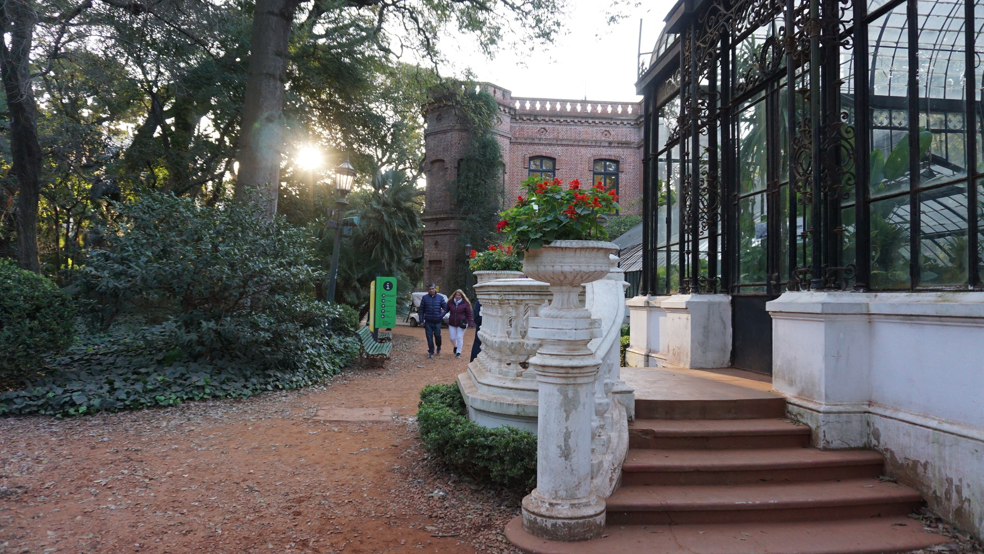 La Mujer Que “vive” En El Jardín Botánico Y Las Leyendas De Fantasmas Sexo Y Cenizas De Huesos 