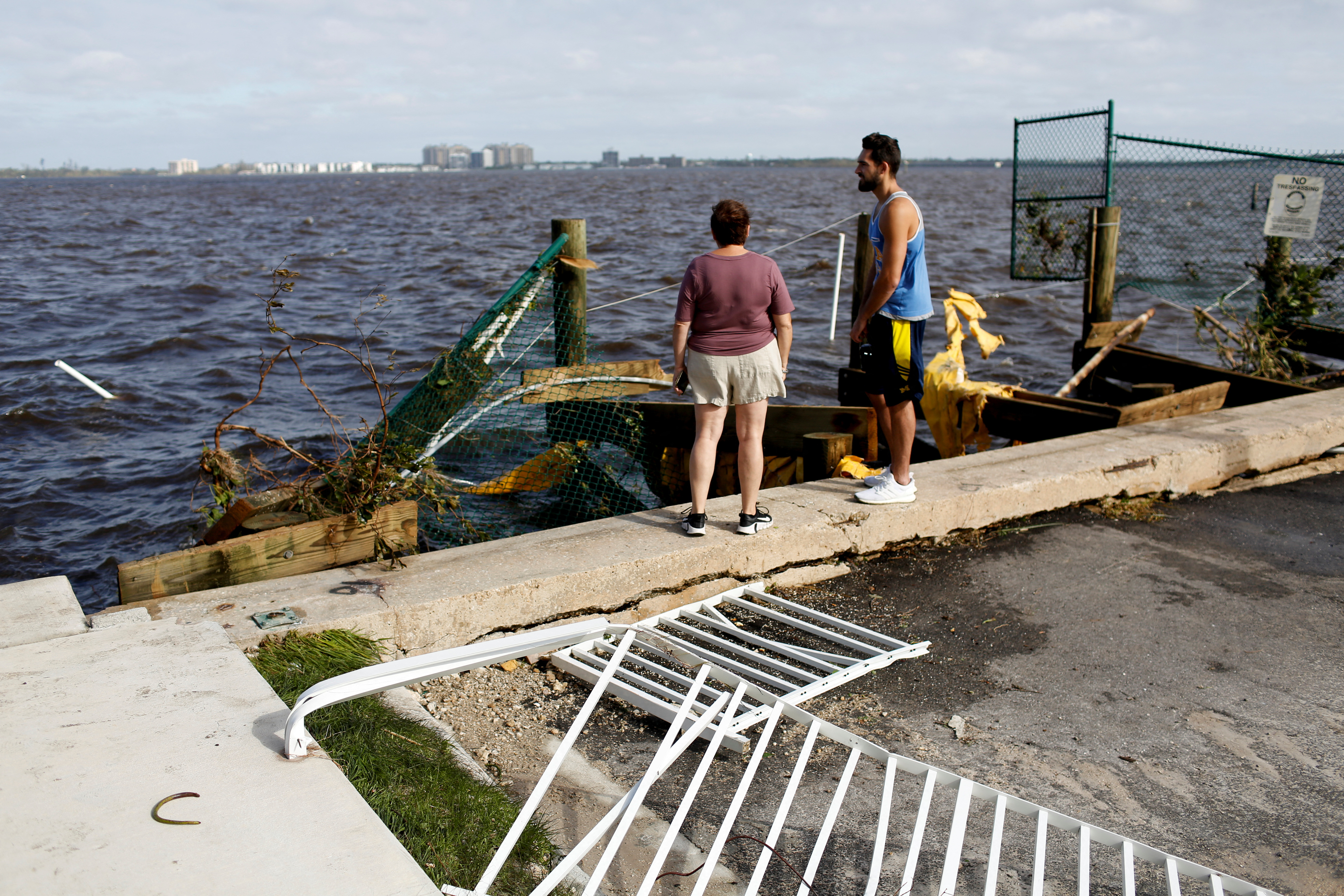 El gobernador Ron DeSantis confirmó al menos dos muertos tras el paso del huracán Ian por Florida  