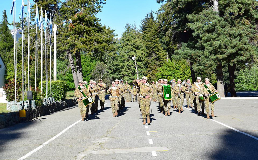 Uniformados del Ejército realizan un ejercicio en la Escuela Militar de Montaña de Bariloche