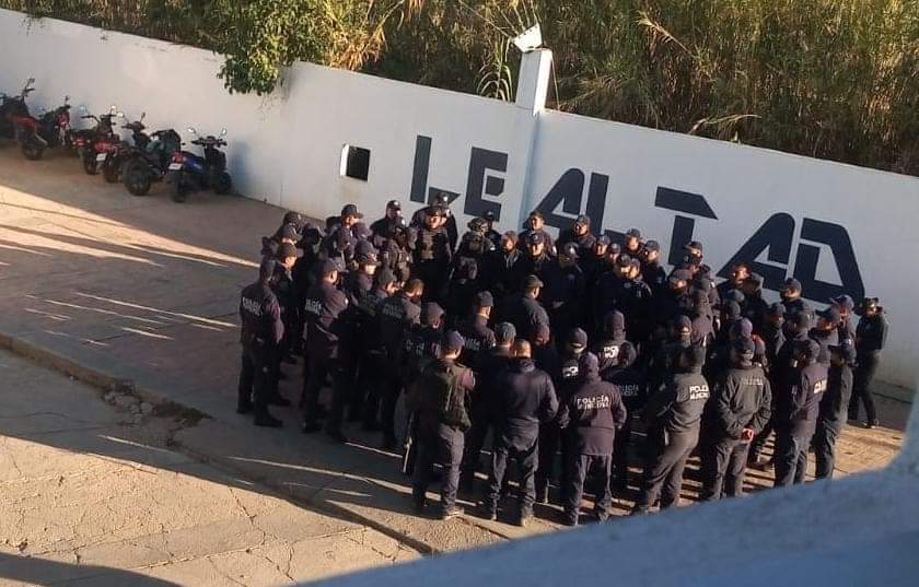 Elementos de la Policía Municipal Xoxocotlán entraron en paro de labores para exigir garantías de seguridad al alcalde del municipio (especial)
