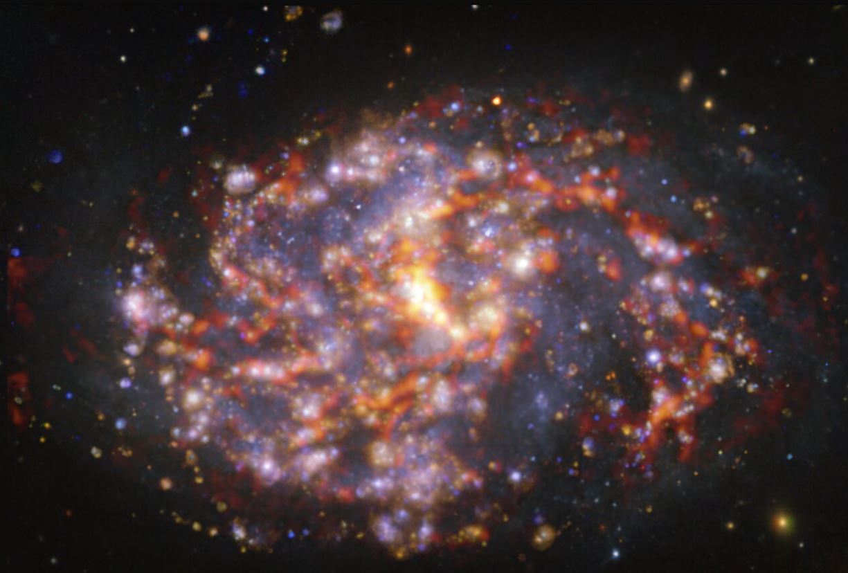 El equipo de investigadores ha observado varias galaxias cercanas con potentes telescopios en tierra y en el espacio, escudriñando las diferentes regiones galácticas implicadas en el nacimiento de estrellas