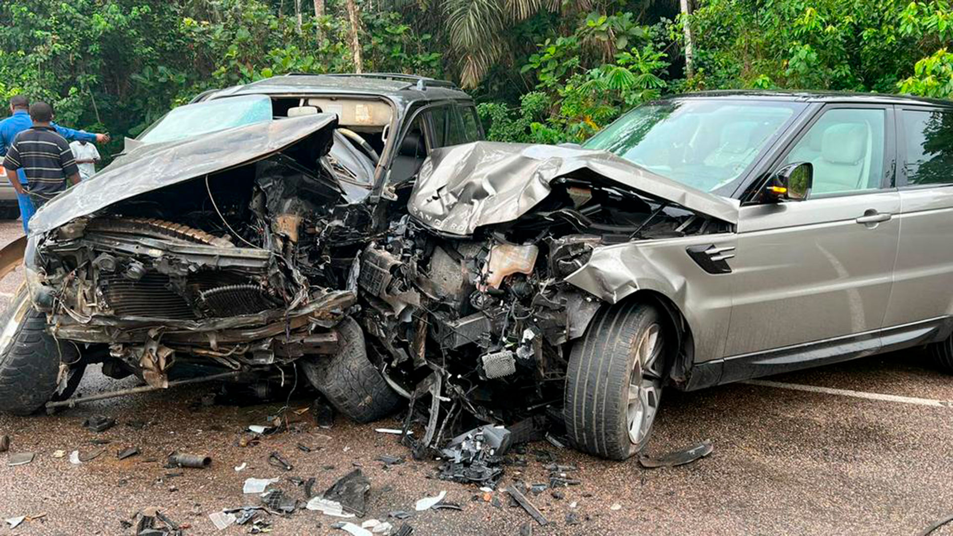 Brutal accidente de la figura del Ajax y la selección de Camerún en su país: su coche quedó destrozado