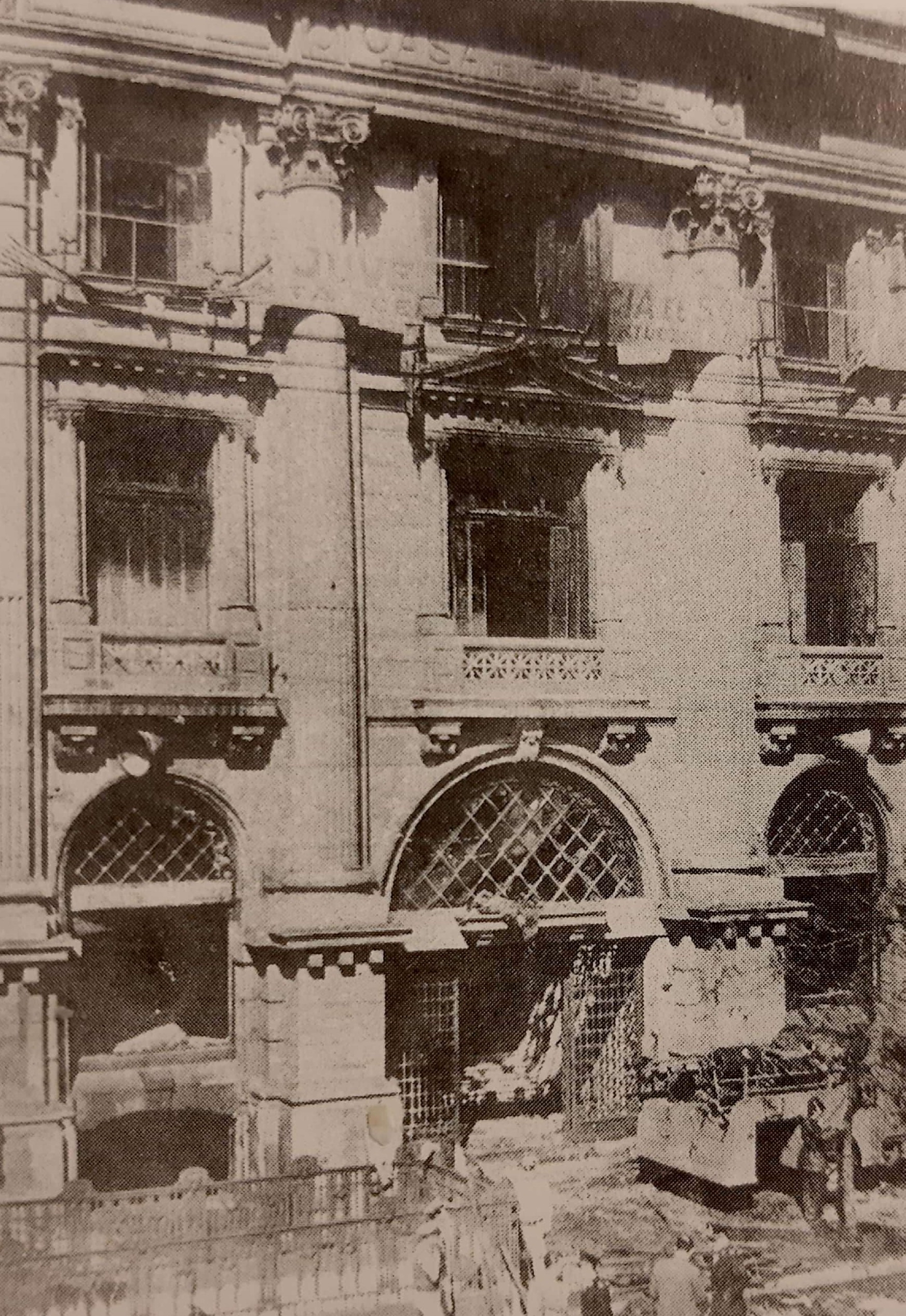 Frente de la Casa del Pueblo, sede del Partido Socialista, en Rivadavia al 2100, cuando ya todo había terminado. Con el tiempo hubo que demoler el edificio.