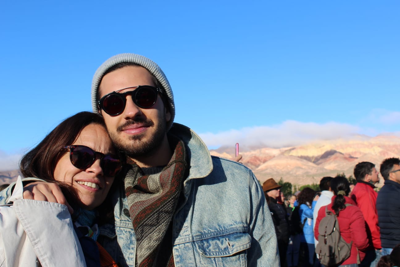 Madre e hijo en la actualidad con el colorido paisaje natural de fondo de Jujuy