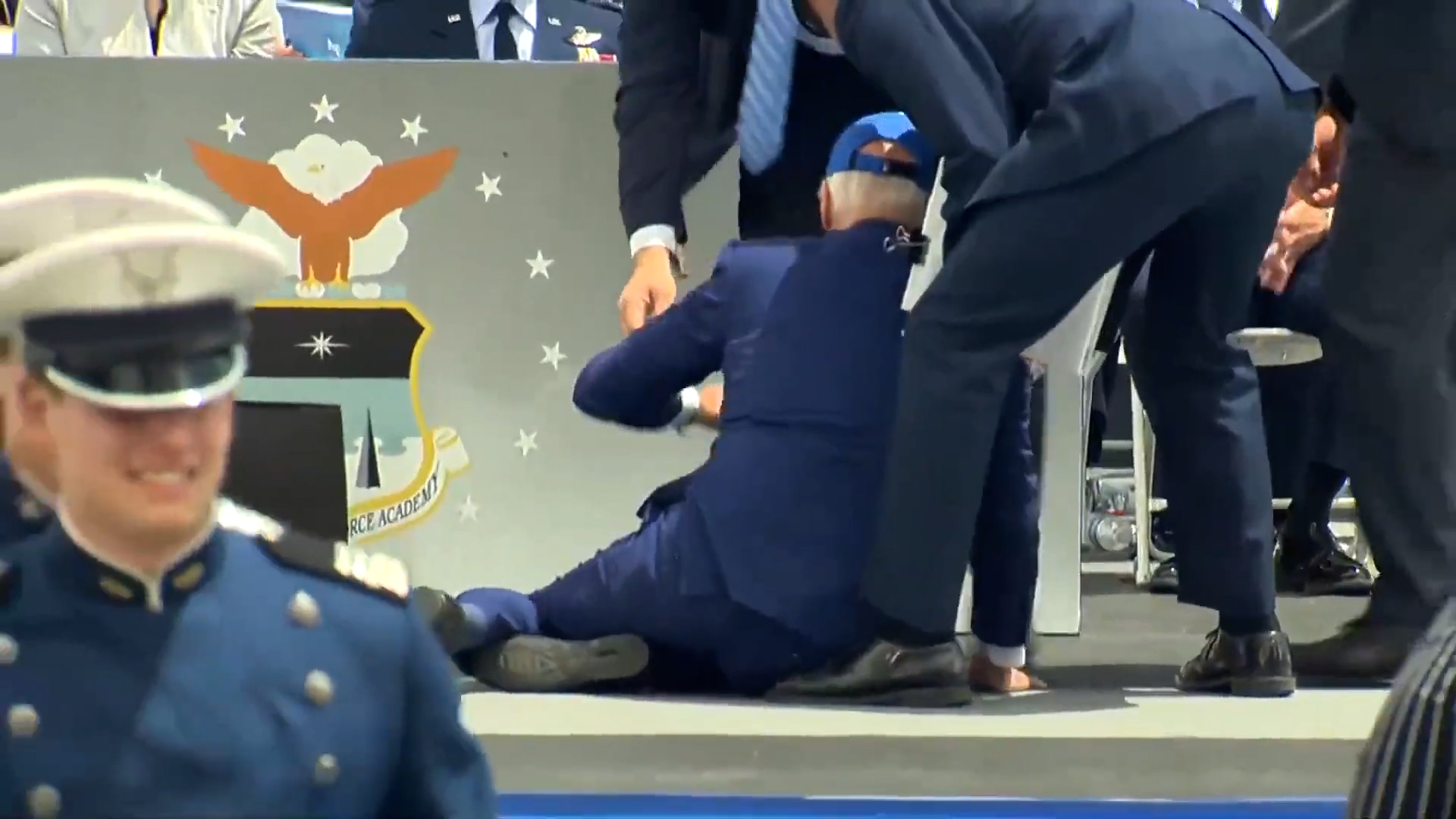 Joe Biden se cayó durante un acto de graduación de la Fuerza Aérea de EEUU