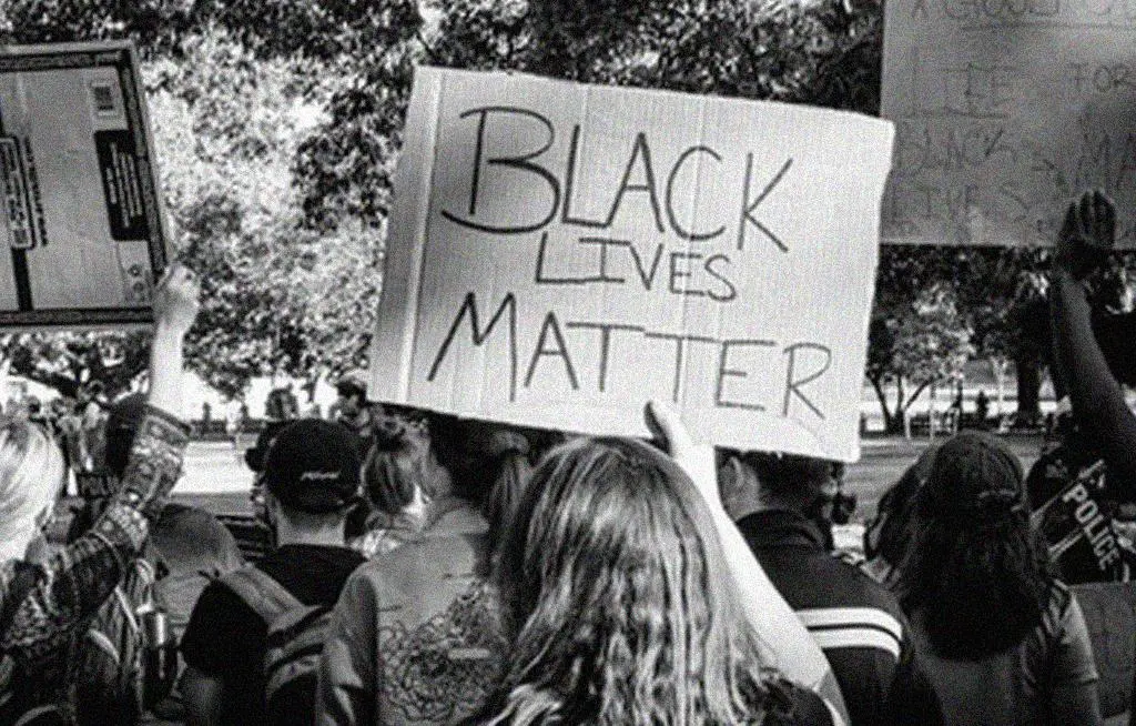 Movimiento social de Black Lives Matter. (foto: GEZY Magazine)