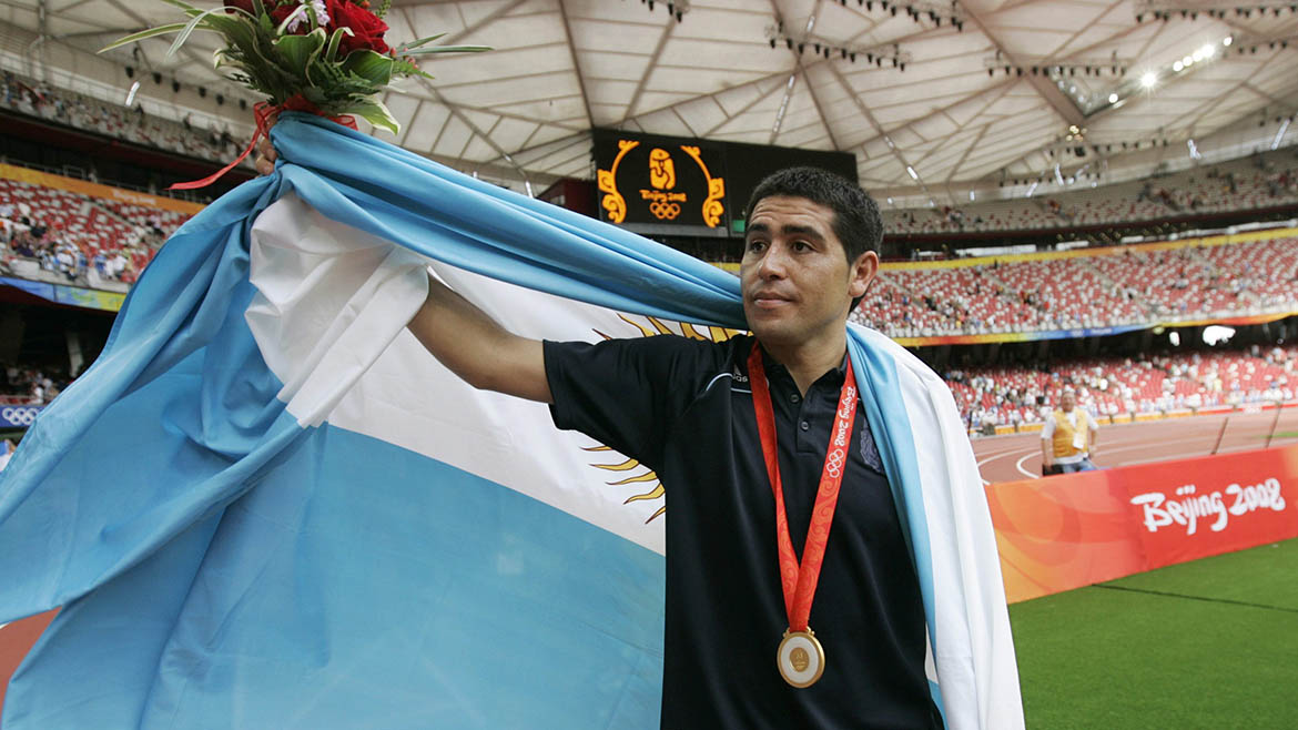Juan Román Riquelme con la medalla de oro que le regaló a la madre de Marito (Reuters)