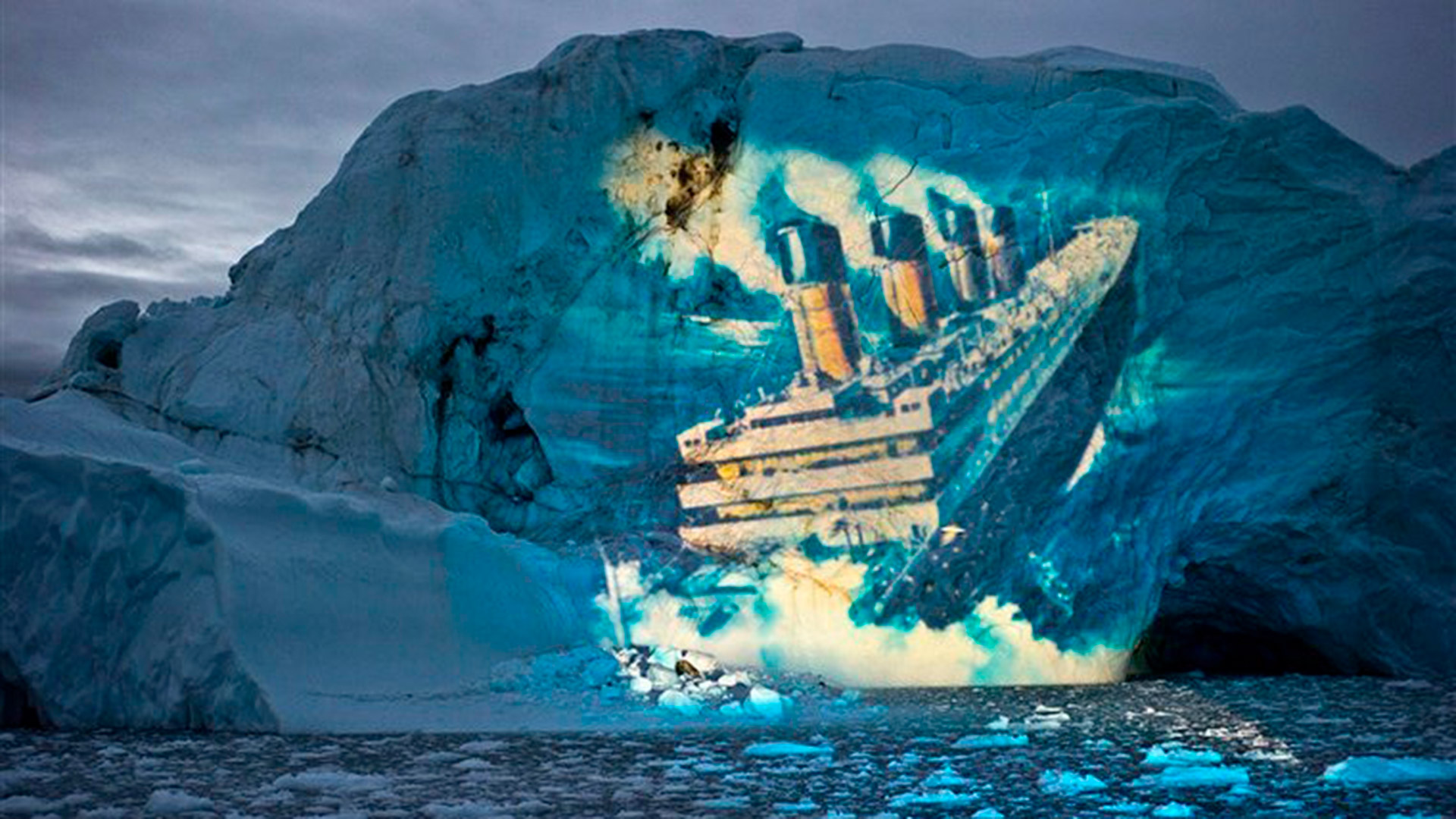 La proyección del hundimiento del Titanic en un iceberg gigante