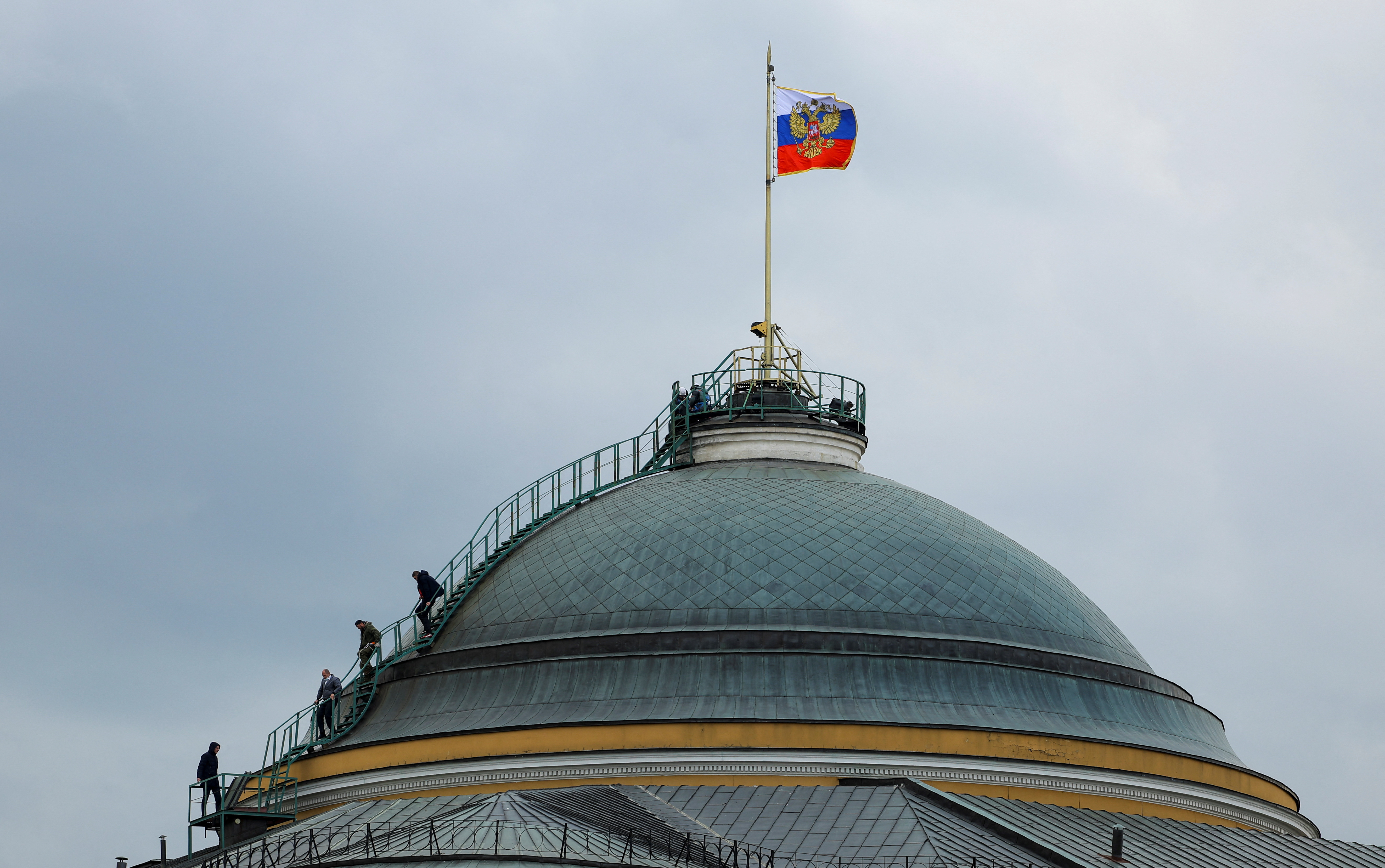 Personas en la cúpula del edificio del Senado del Kremlin en el centro de Moscú, Rusia, 3 de mayo de 2023. (REUTERS/Evgenia Novozhenina)