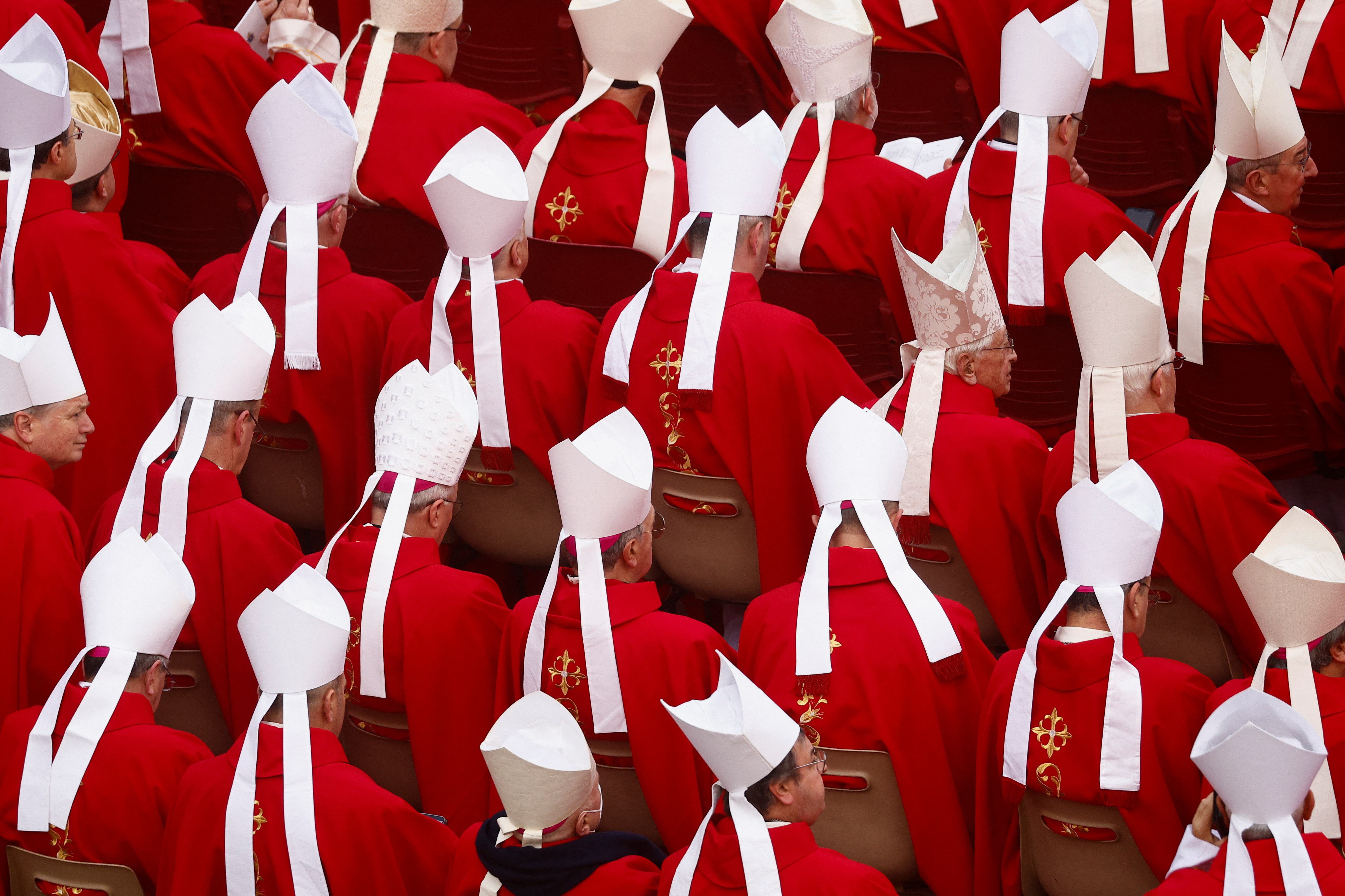 400 cardenales y más de 4000 curas se reunieron en la Plaza de San Pedro para despedir al papa emérito.