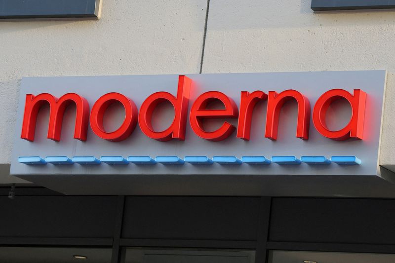 El logo de Moderna se ve en Cambridge, Massachusetts, EEUU, 28 de abril de 2022. (REUTERS/Brian Snyder/)