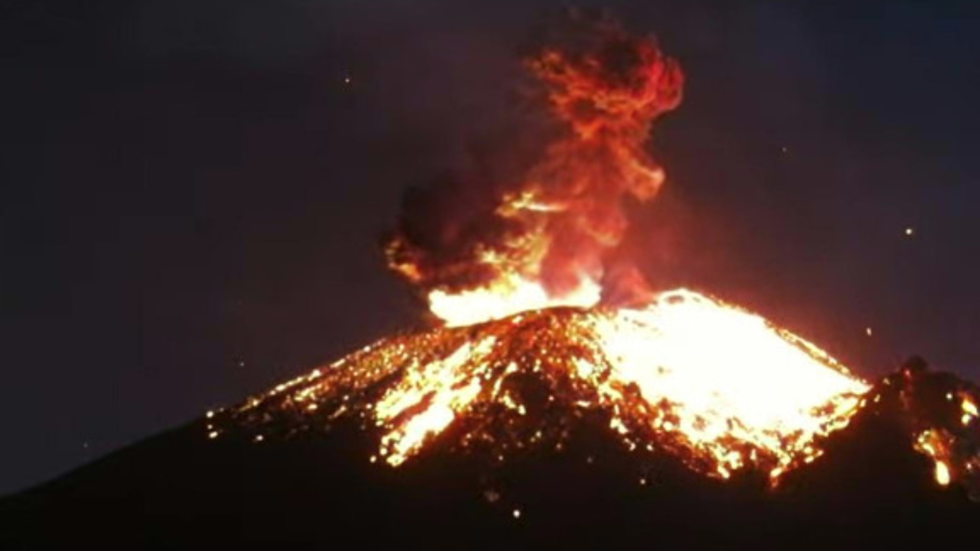 Noche activa del volcán Popocatépetl: reportaron 3 fuertes explosiones