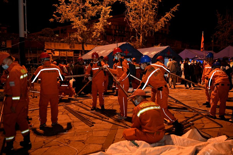 Trabajadores de rescate montan tiendas de campaña en un refugio tras el terremoto de magnitud 6,8