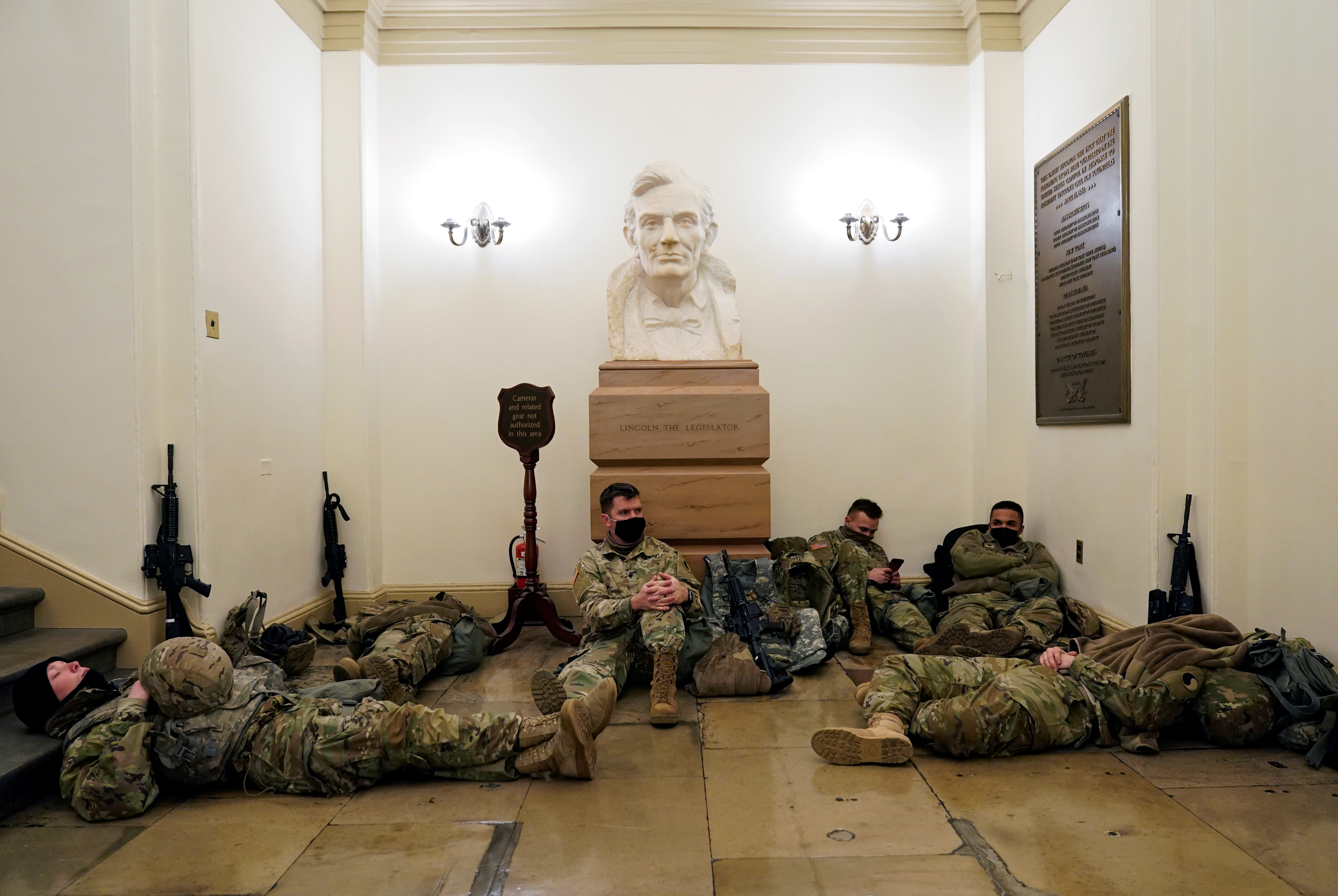 Miembros de la Guardia Nacional de los Estados Unidos durmieron en los pasillos del Capitolio para prevenir nuevos desmanes, la noche anterior a iniciarse el debate por el juicio político a Donald Trump (Reuters)