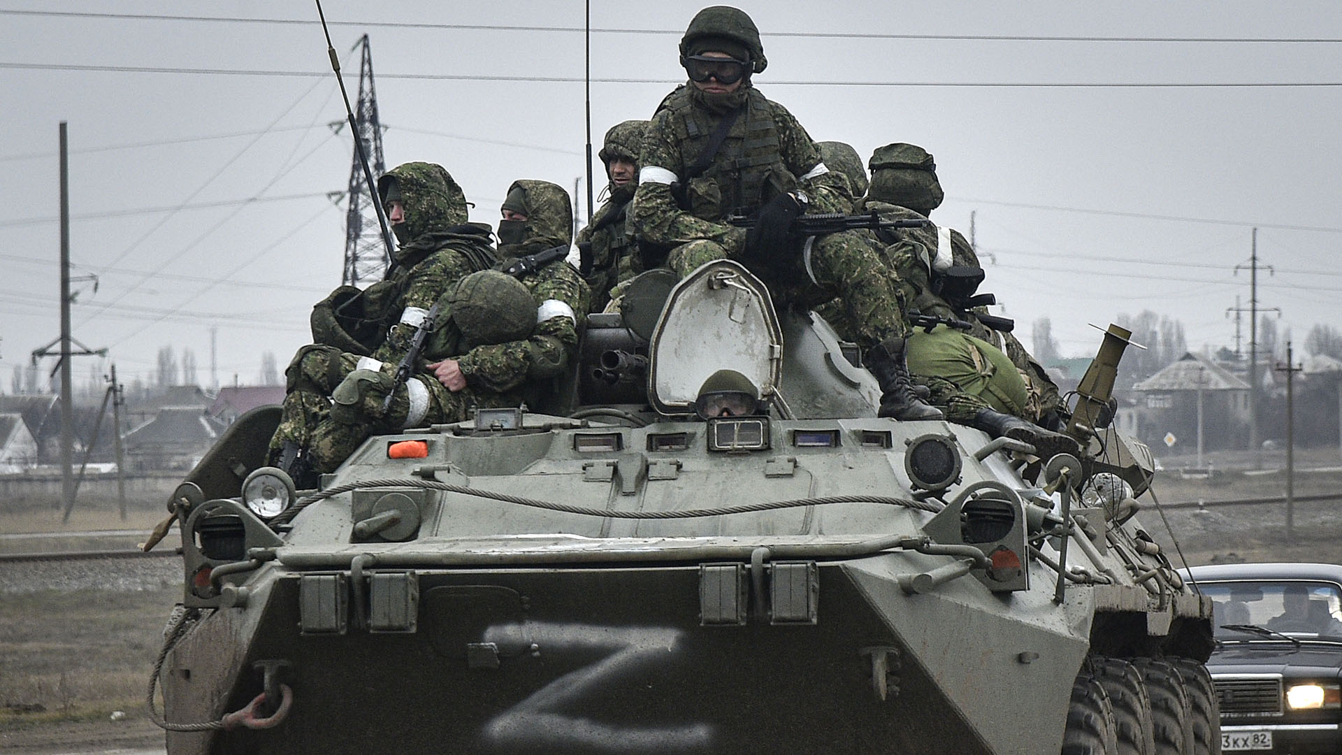 Solados rusos sobre un tanque BTR-80 avanzan sobre Ucrania, cerca de la península de Crimea. (EFE/EPA/STRINGER)
