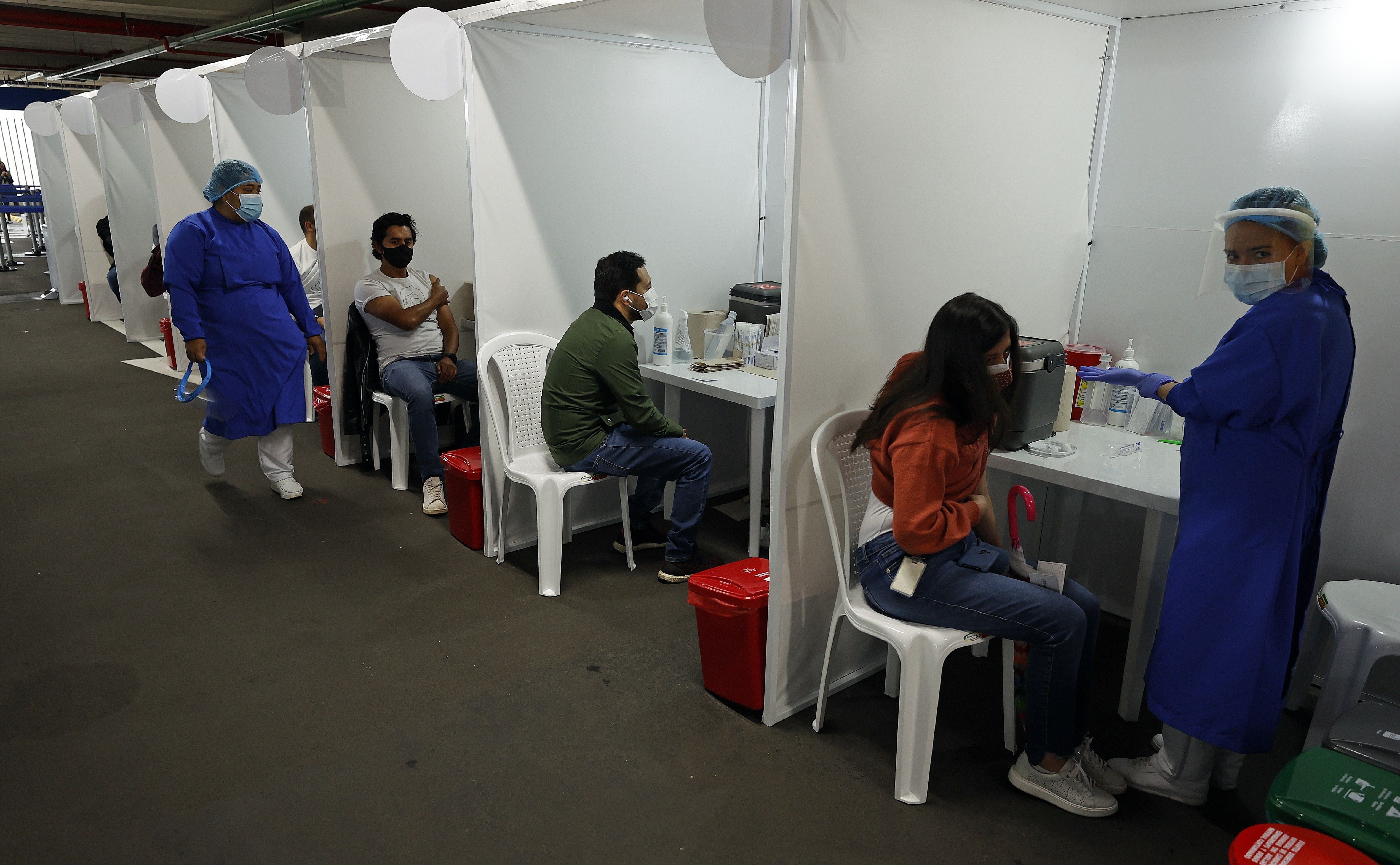 Personal médico vacuna hoy contra la covid-19 a trabajadores de empresas privadas, en el Aeropuerto Internacional El Dorado de Bogotá (Colombia). EFE/ Mauricio Dueñas Castañeda

