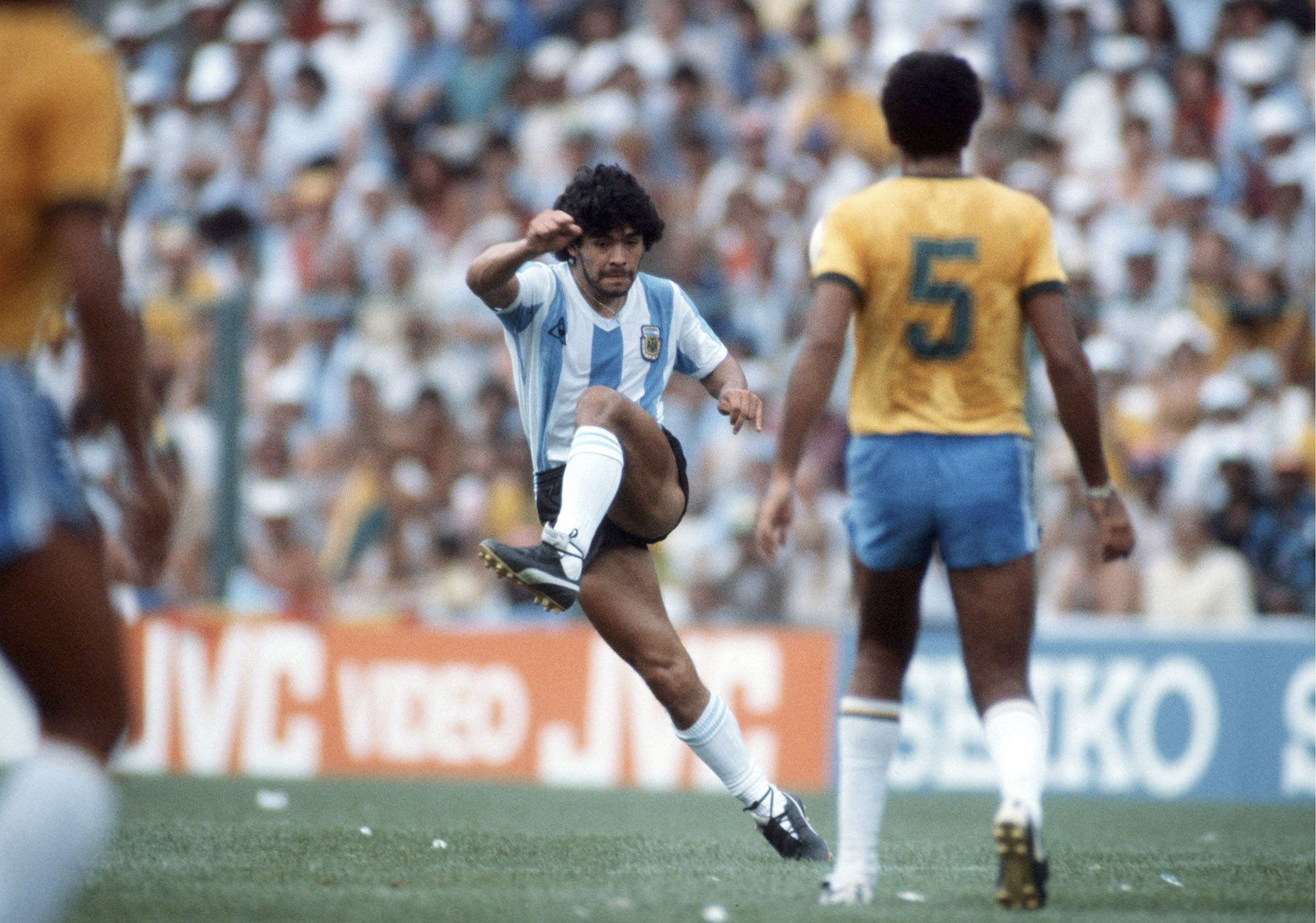 Diego Maradona durante el partido de Argentina - Brasil en el Mundial de España de 1982 