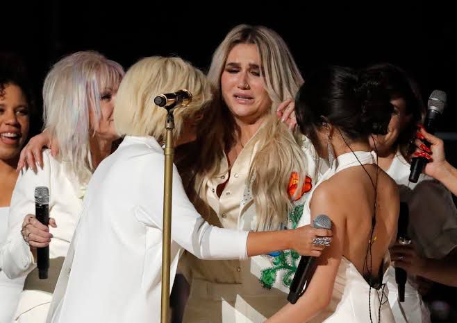 La cantante ha revelado en diversas entrevistas que su carrera ha estado estacanda por culpa de sus batallas legales con el productor
(Foto: Twitter/@cult-pop)