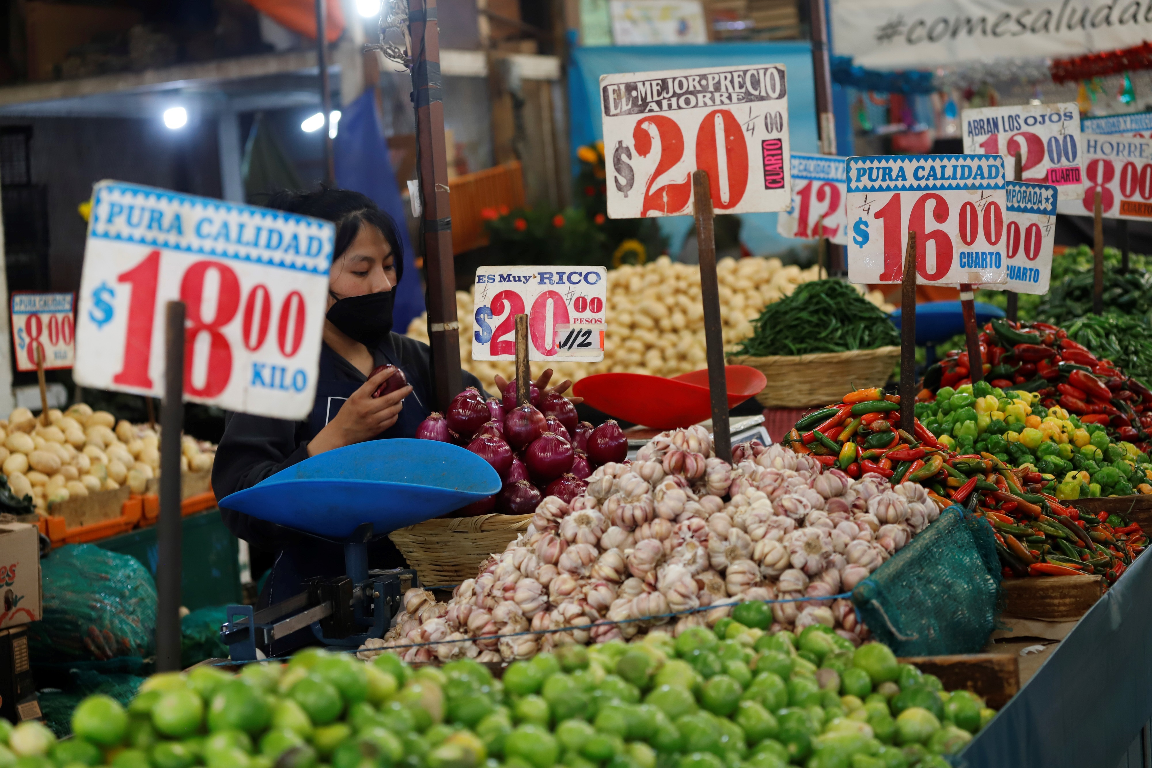 Una mujer vende verduras en un mercado de Ciudad de México, foto de archivo. EFE/Madla Hartz
