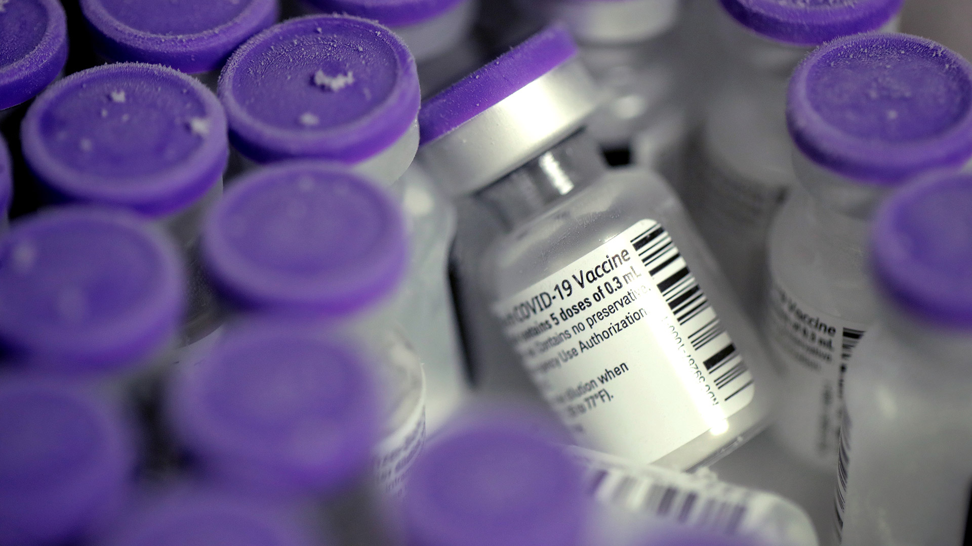 La FDA “está analizando los datos emergentes sobre la pandemia y sus variantes para evaluar la posible utilidad y composición de las dosis de refuerzo”, dijo la vocera de la agencia regulatoria ( Getty Images)