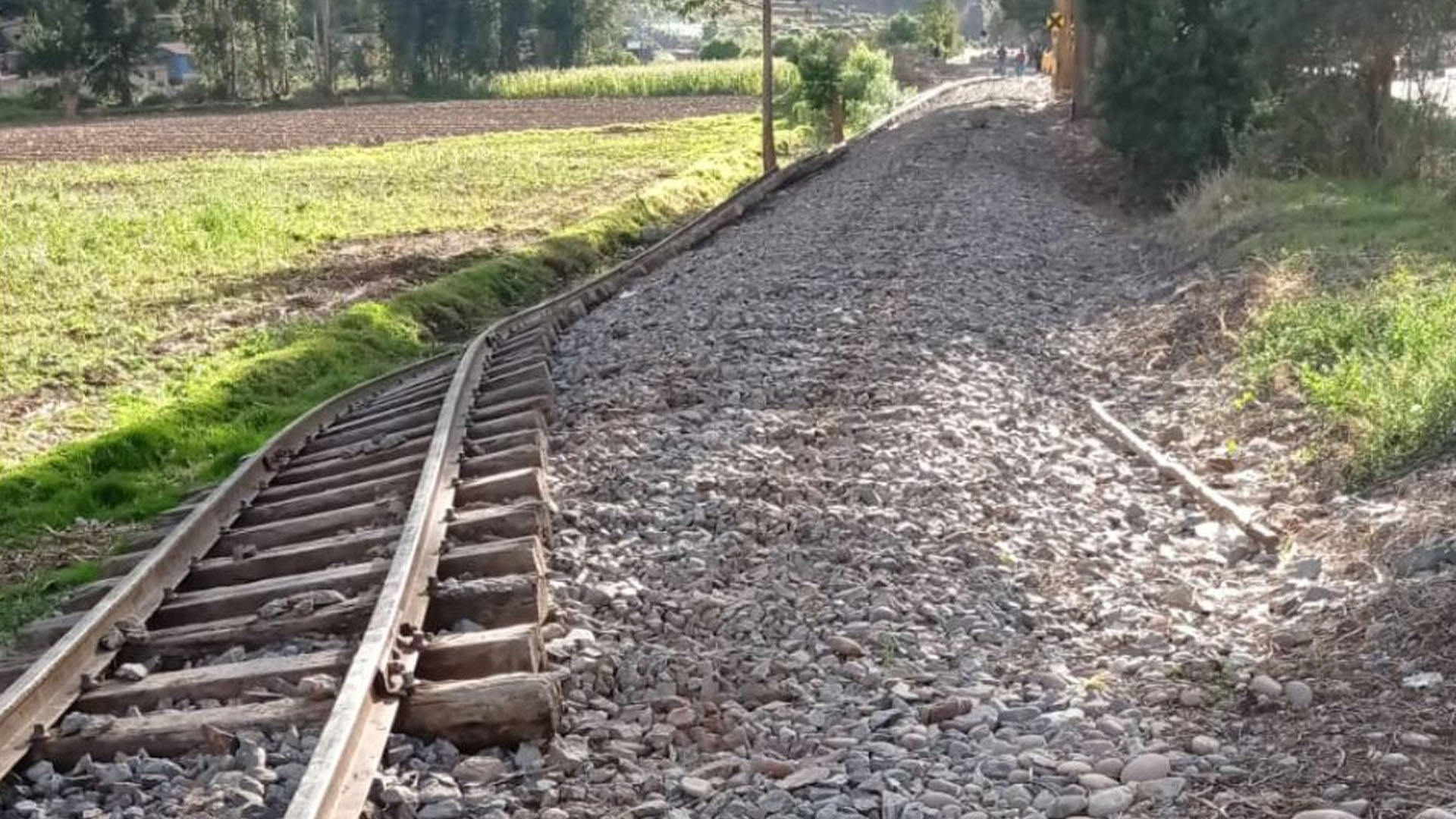 Transandino Railway suspends operations until further notice.  (Andean)