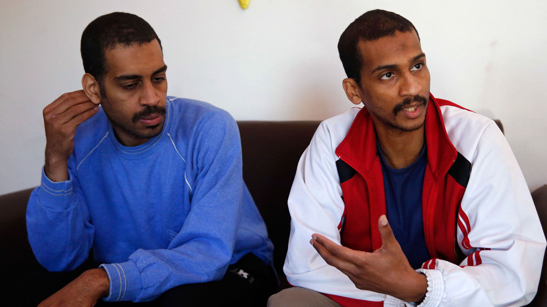 Alexanda Kotey (izquierda) y El Shafee el-Sheikh durante una entrevista previa al juicio en Virginia donde los sentenciaron a cadena perpetua. (AP)