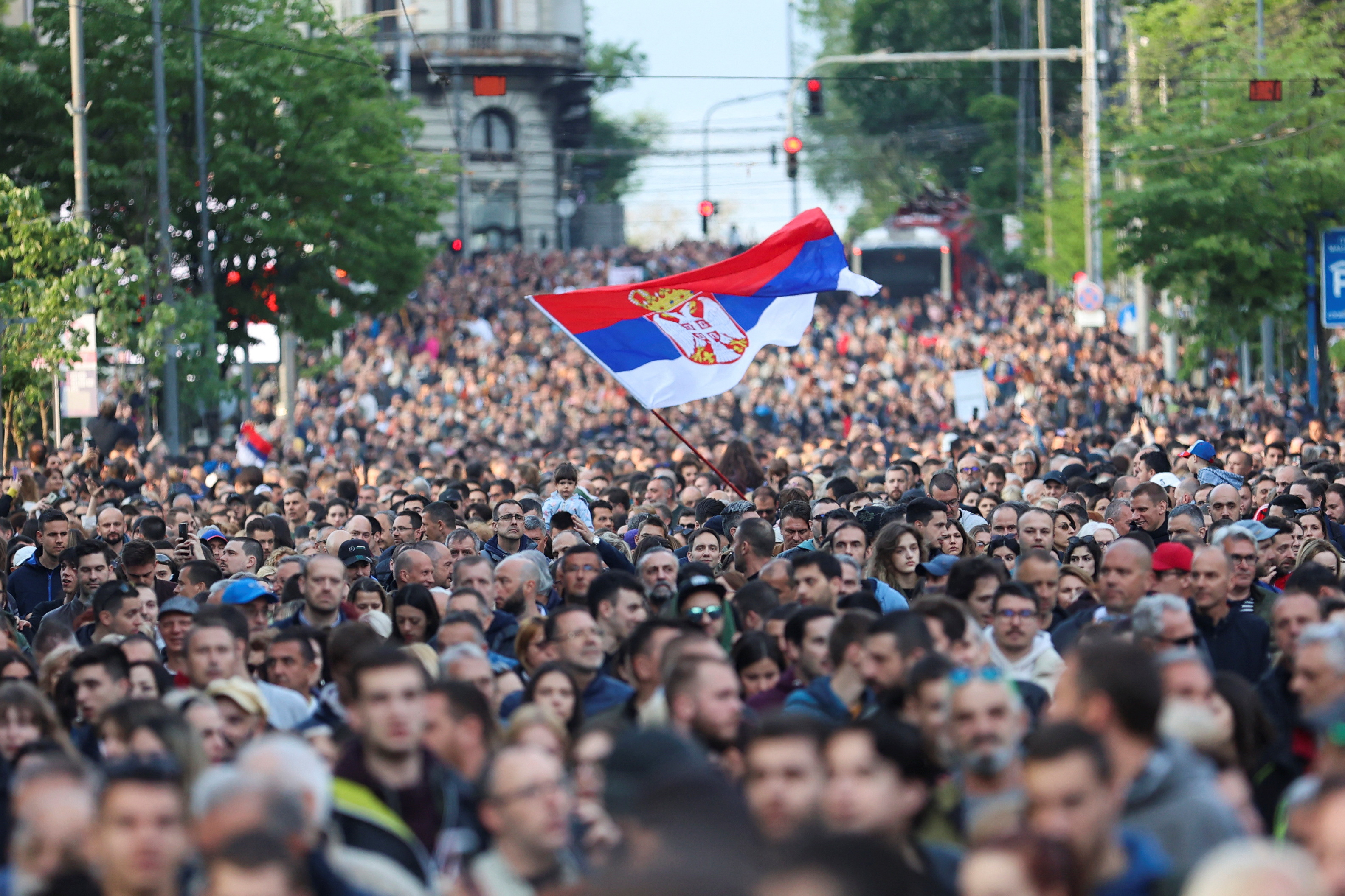 Las calles de Serbia se llenaron con miles de manifestantes tras tiroteos masivos  