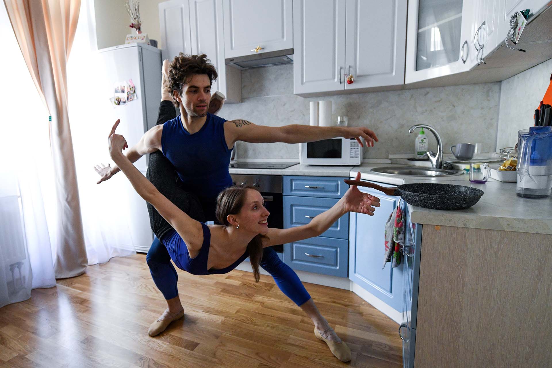 Los bailarines del Bolshoi Igor Tsvirko y Margarita Shrainer toman una clase en la cocina de su casa, durante el confinamiento en Moscú (29 de abril)