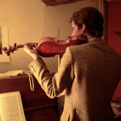 Una imagen de André Rieu en su adolescencia, practicando con su violín, 