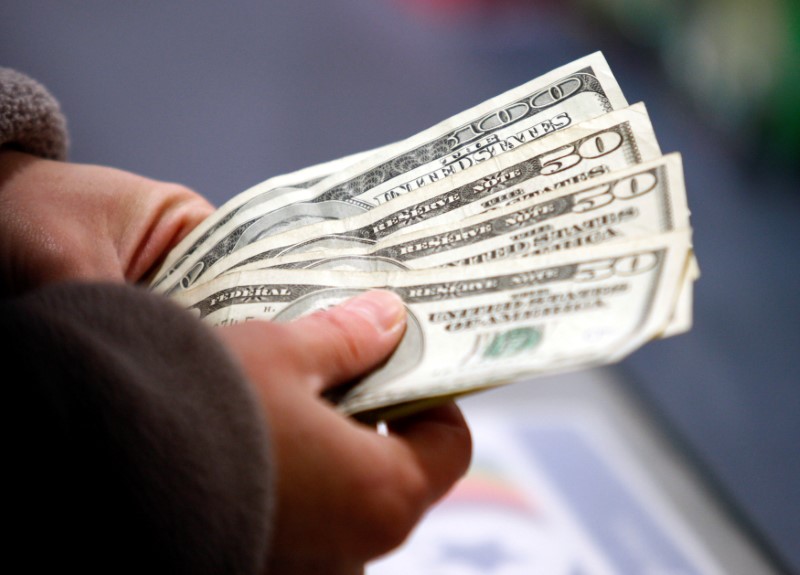 Los individuos siguen demandando dólares, pero solo una parte queda depositada en bancos (Reuters)