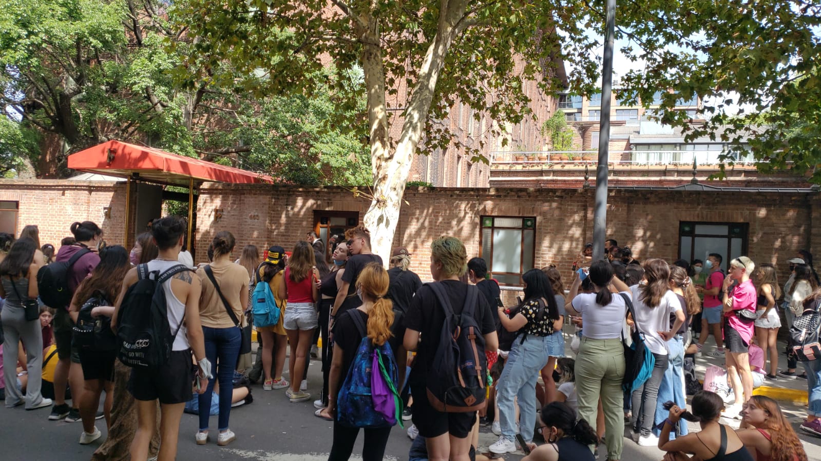 Los fanáticos en la puerta del Hotel Faena de Puerto Madero, a la espera de la salida de su ídola, Miley Cyrus
