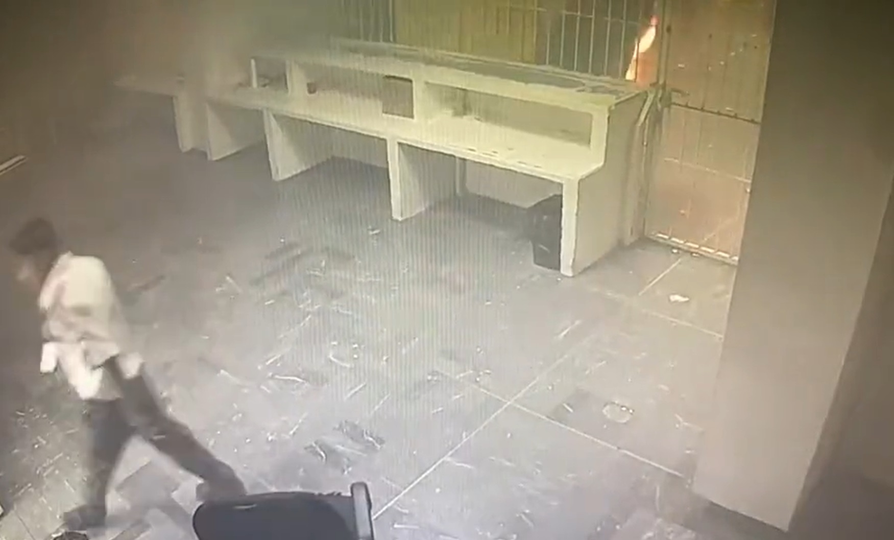 Difundieron imágenes de cómo se originó el incendio en el centro de migrantes (Captura Twitter)