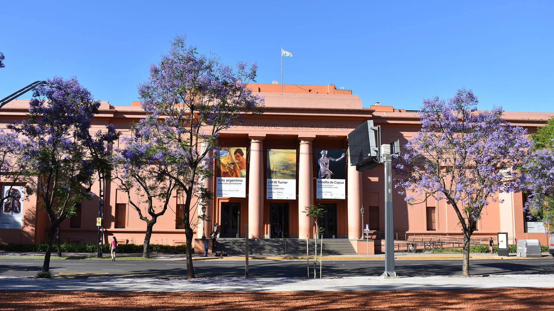 El oro alcanzó un nuevo récord por encima de 5.600 dólares y el petróleo sube por las tensiones con Irán