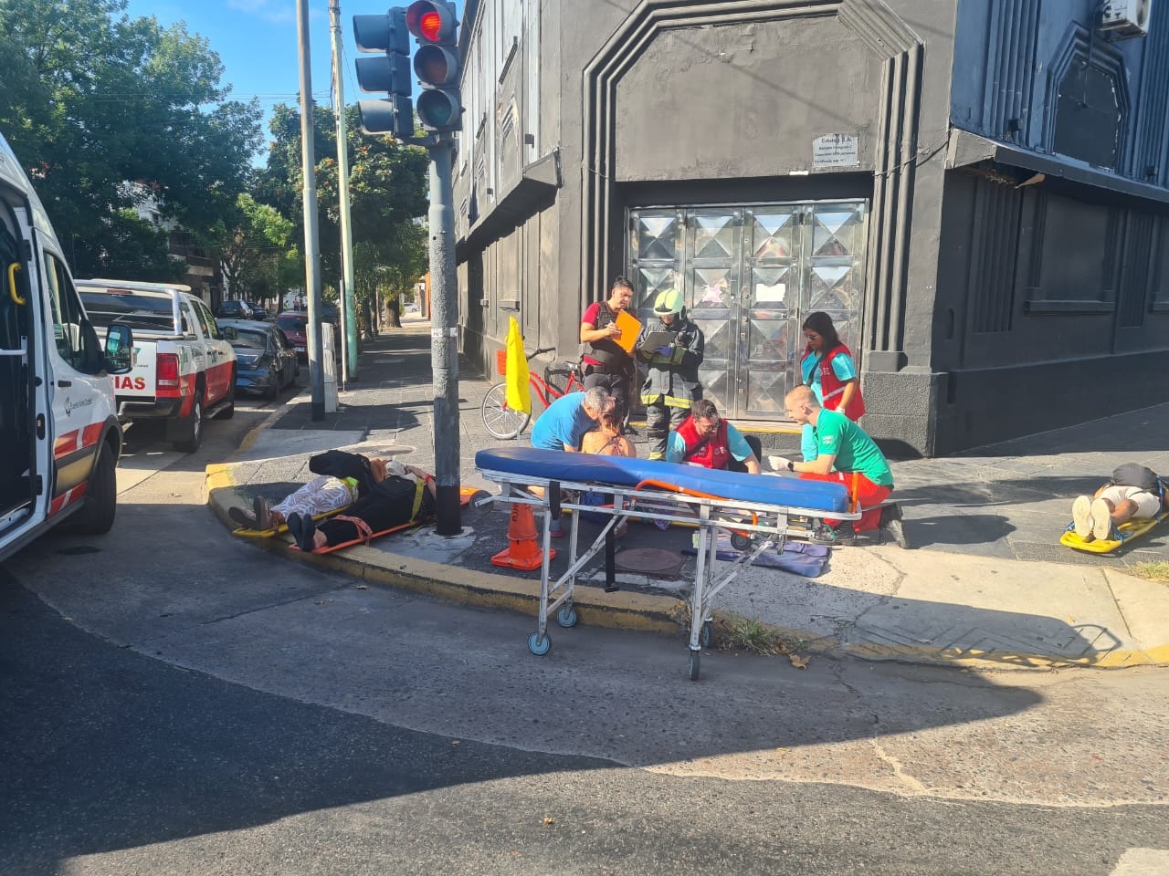 Las personas afectadas por el accidente fueron trasladadas a los hospitales Argerich, Pena y Ramos Mej&iacute;a.(Foto: Twitter @rominawinner)