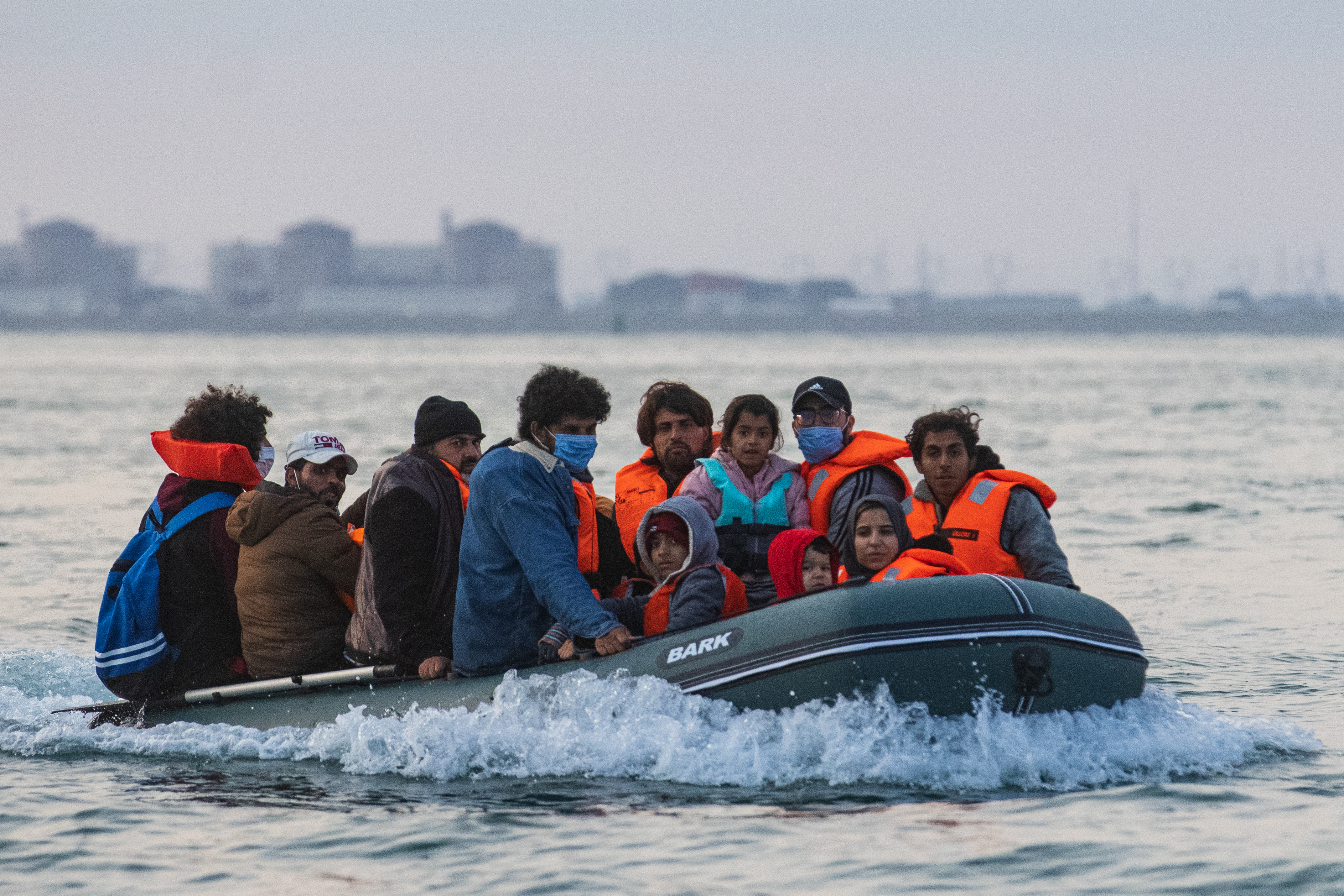 El Reino Unido registró un récord diario de llegadas de inmigrantes por el canal de la Mancha 