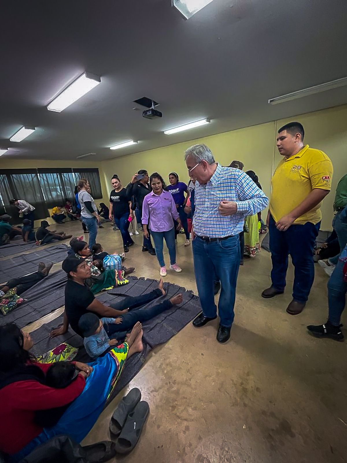 Decenas de familias pasaron la noche en refugios que fueron adaptados ante la emergencia en el municipio de Escuinapa, Sinaloa, ante la llegada del huracán Orlene. Foto: @rochamota_
