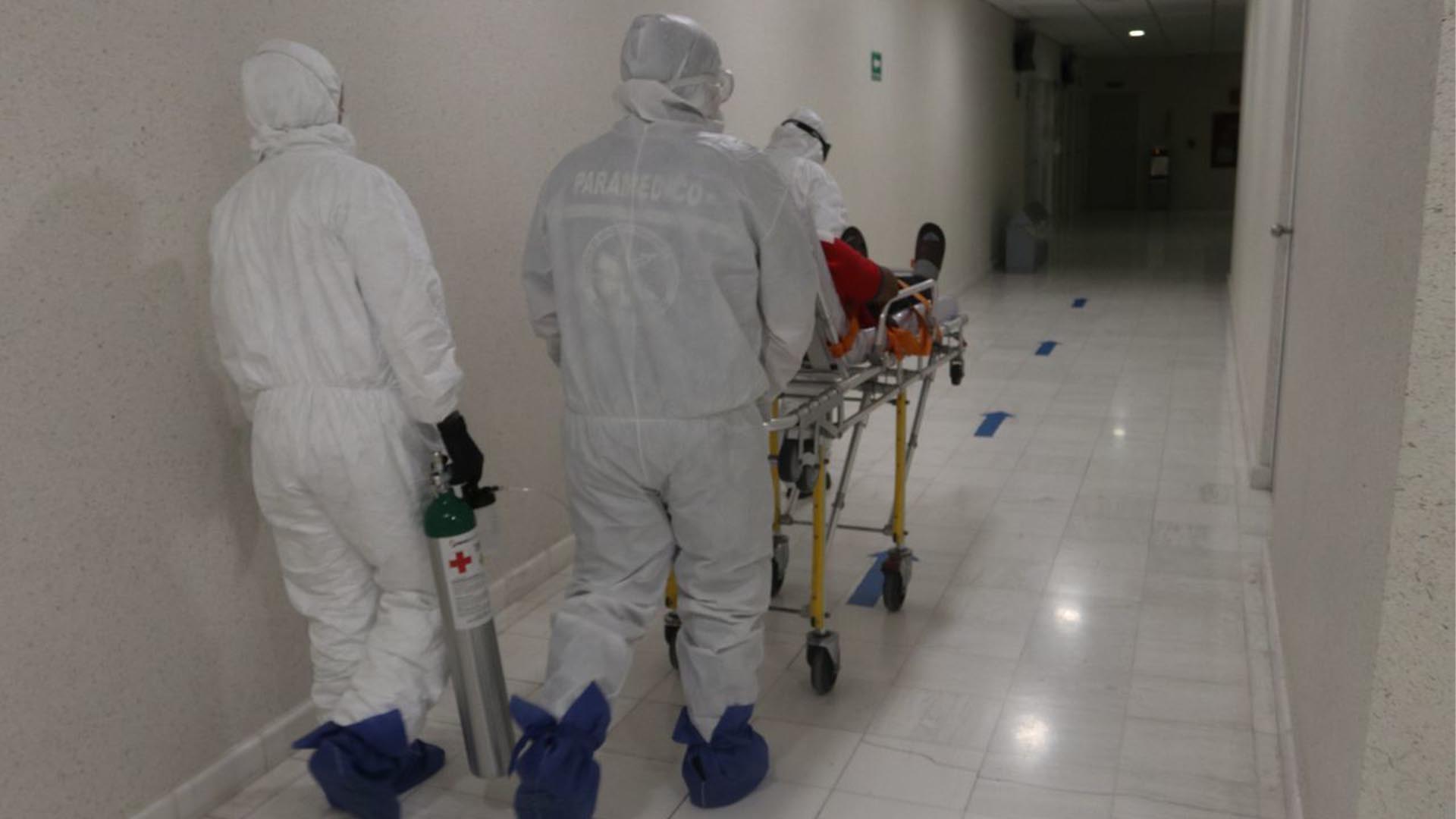Explicaron que el número de traslados ha bajado debido a que los pacientes prefieren quedarse en recuperación en casa (Foto: Cuartoscuro)