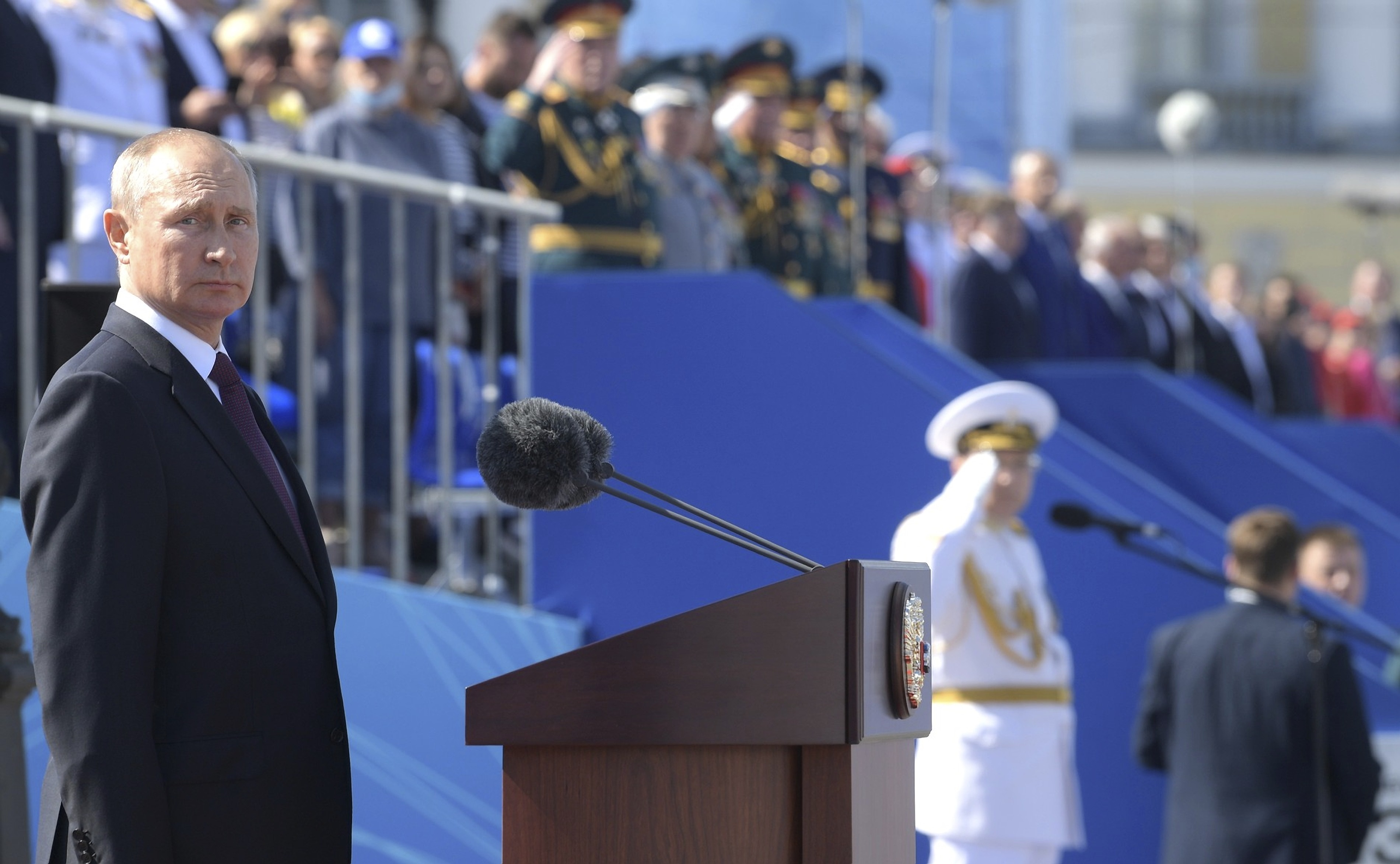 Vladimir Putin encabeza los actos del Día de la Armada en julio pasado. Agencias de inteligencia occidentales lo acusan de utilizar el grupo de espías que compone la "Unidad 29155" para desestabilizar Europa (Europa Press)