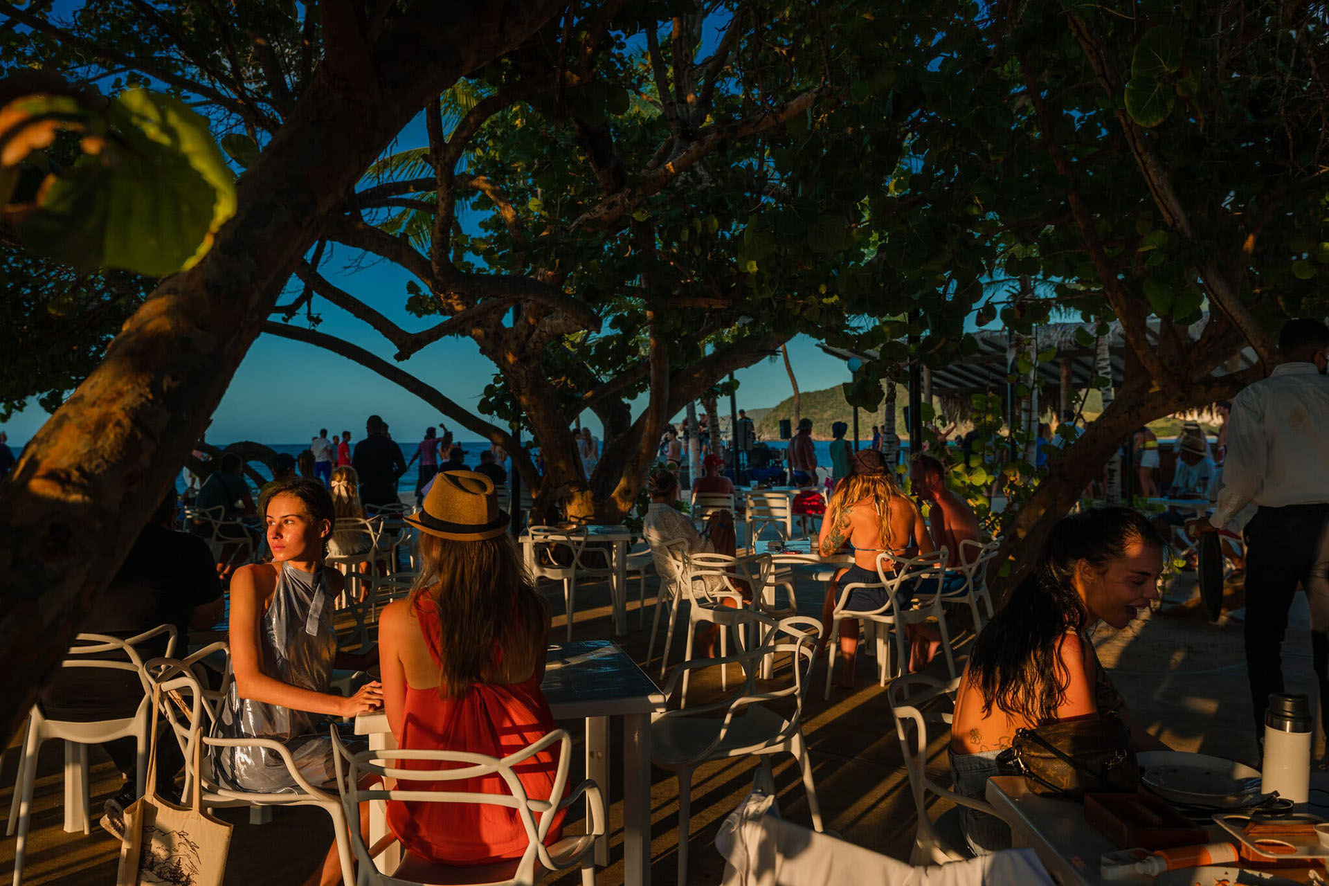 Turistas cenando en un club al aire libre en el hotel Sunsol Ecoland a principios de febrero.