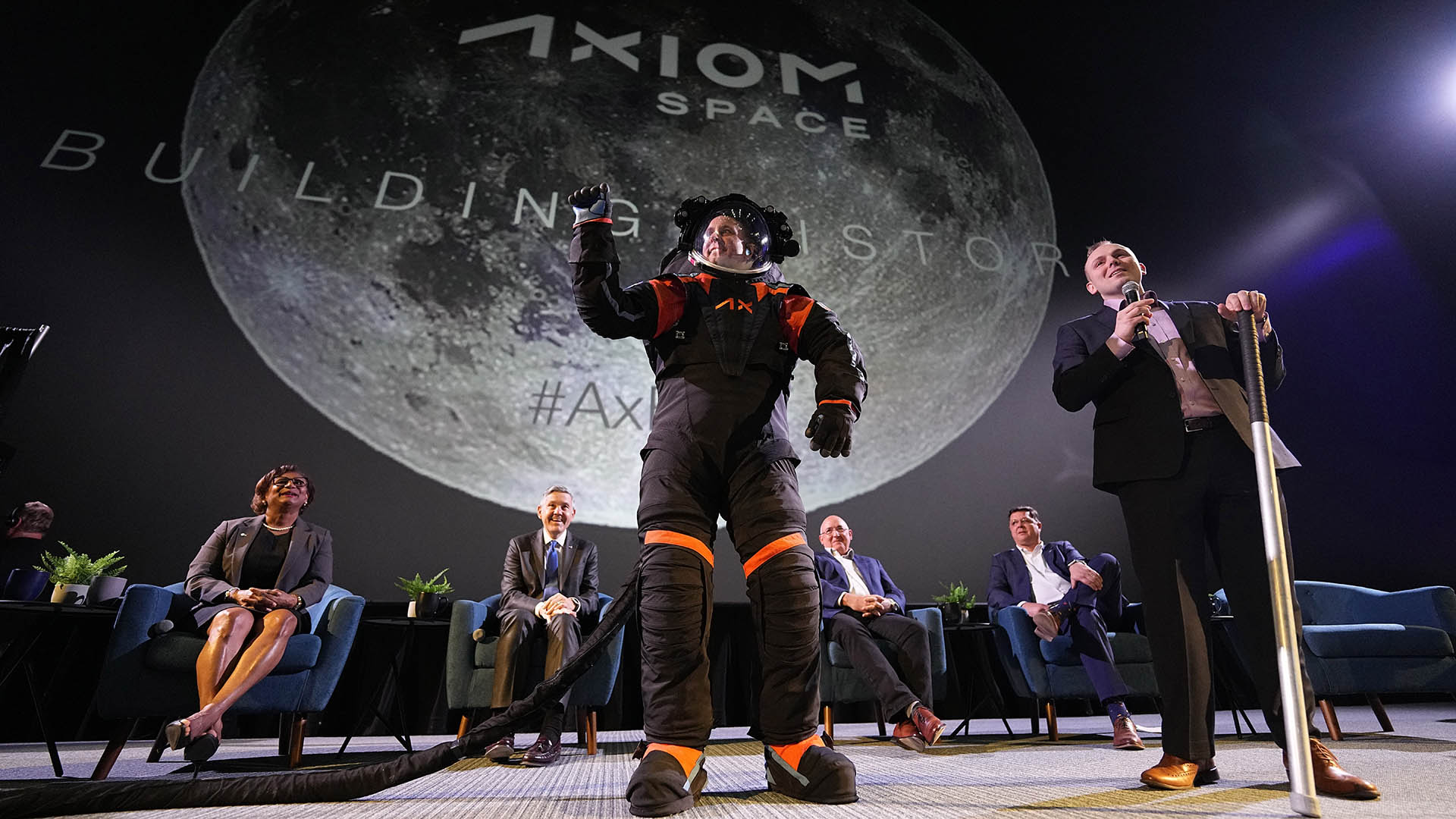 El ingeniero jefe de Axiom Space, Jim Stein (izquierda), choca los puños con el subdirector de actividades extravehiculares, Russell Ralston, mientras muestra un prototipo del traje espacial (AP Photo/David J. Phillip)