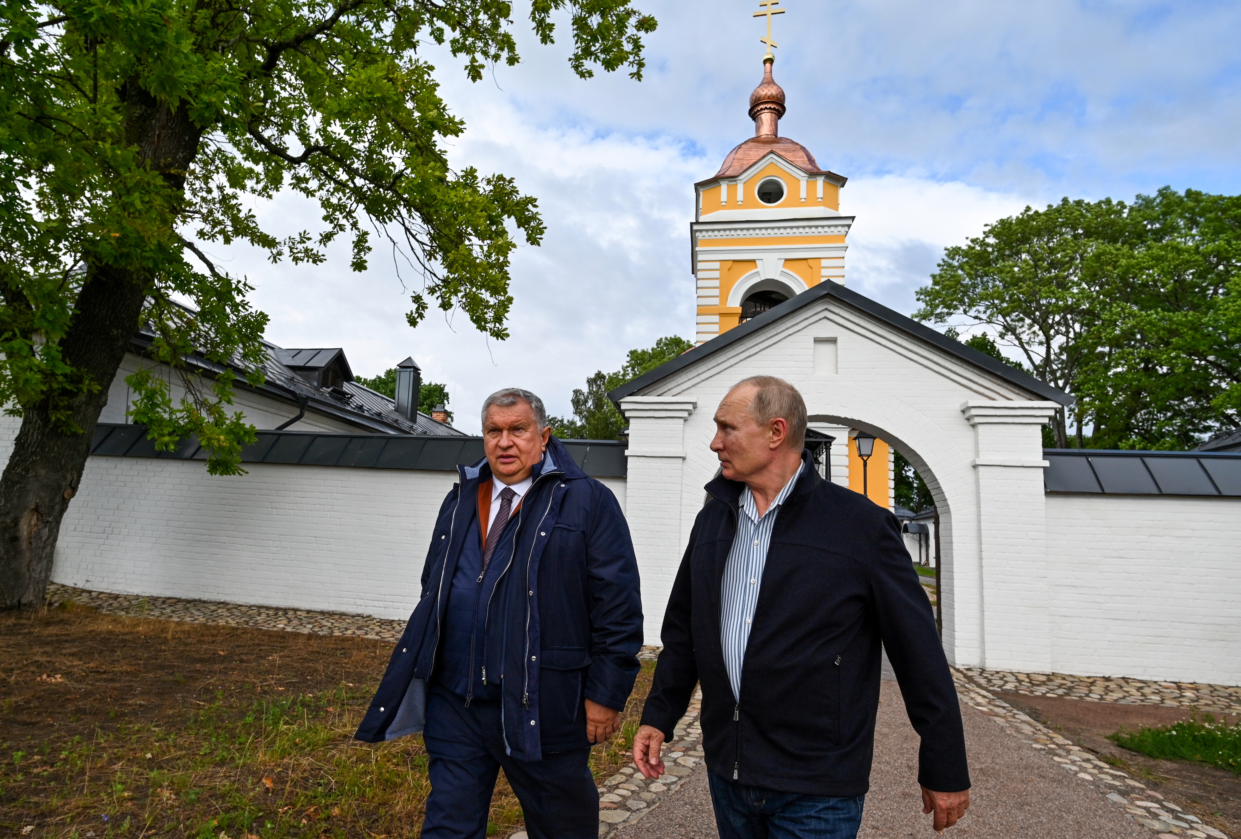 La foto más reciente de Putin con Sechin: fue tomada en la región de Lenigrado en agosto del año pasado (Reuters)