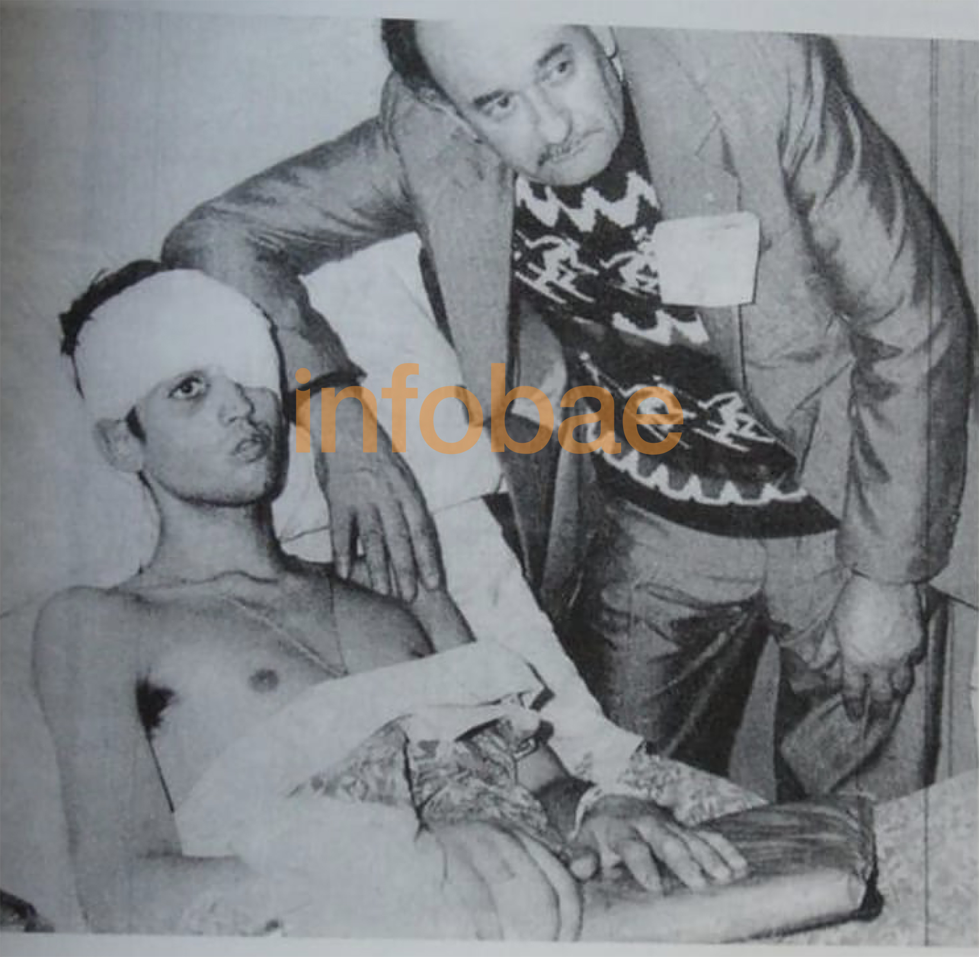 Beto Altieri con su padre, internado en el hospital Regional de Comodoro Rivadavia después de la guerra