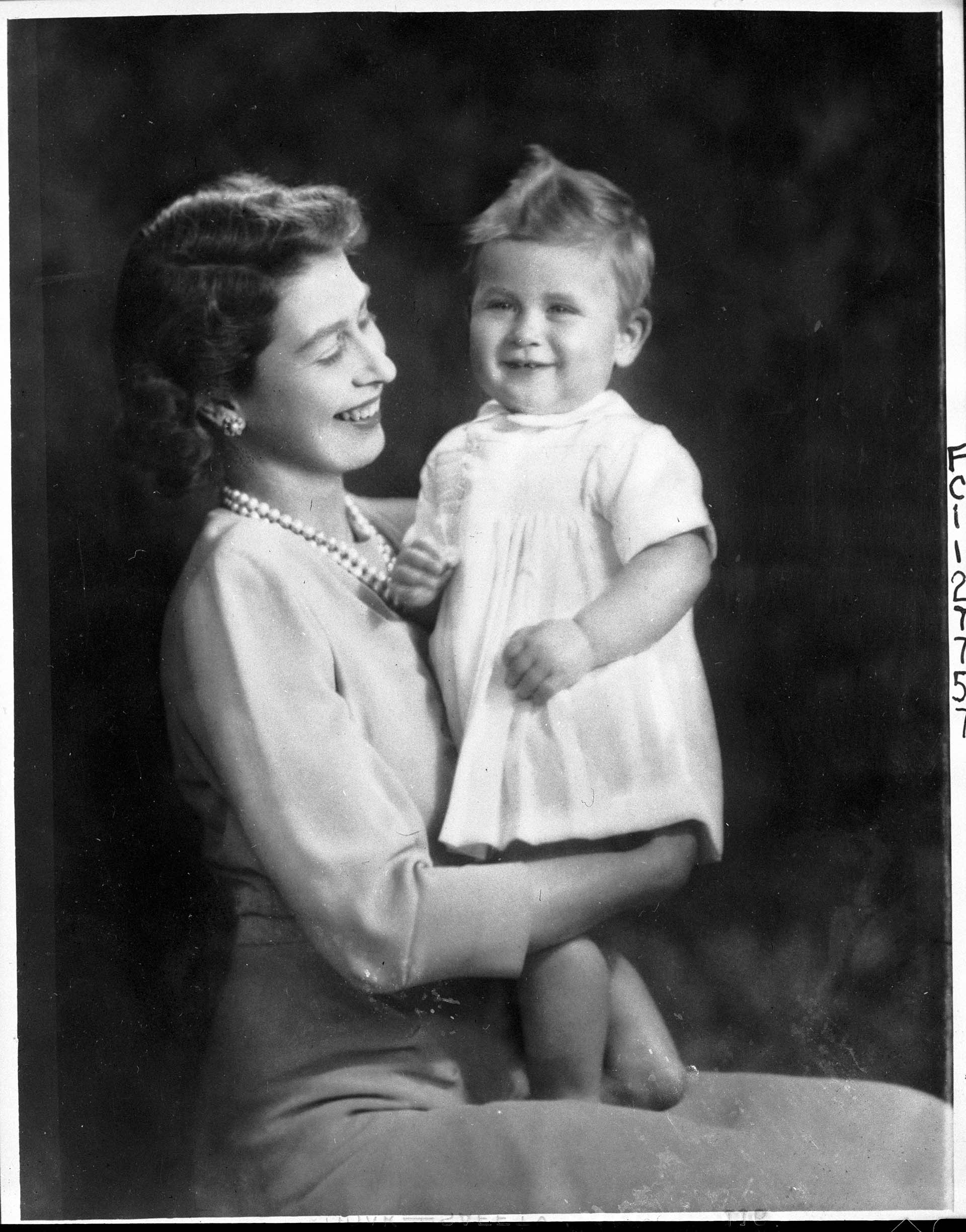 El príncipe Carlos, con apenas 11 meses, en los brazos de su madre. El primogénito de Isabel y Felipe nació el 14 de noviembre de 1948 y es el heredero de la Corona británica